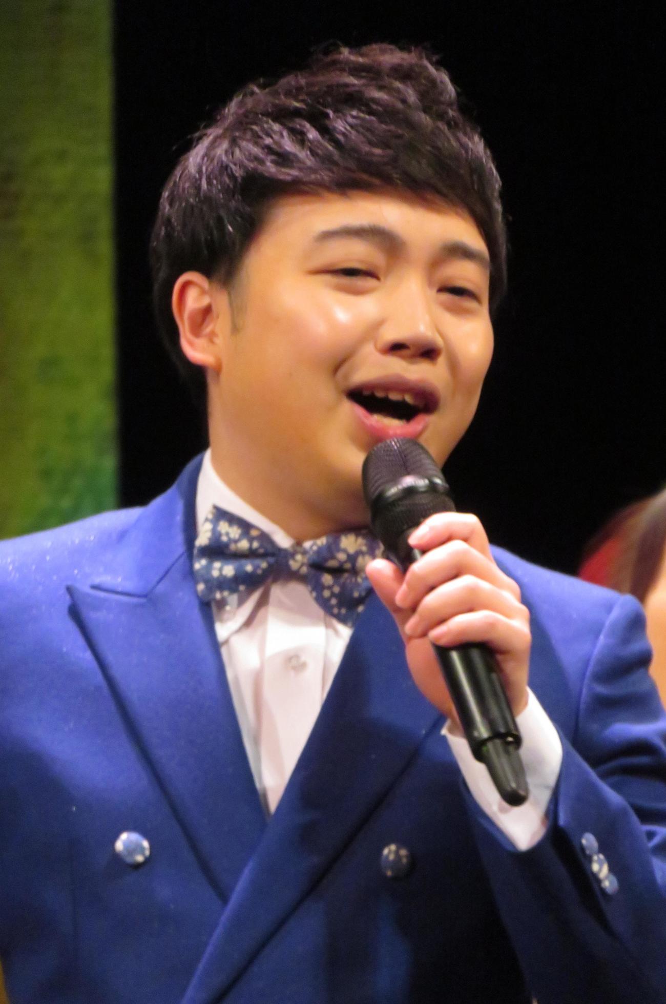 熱唱する三丘翔太