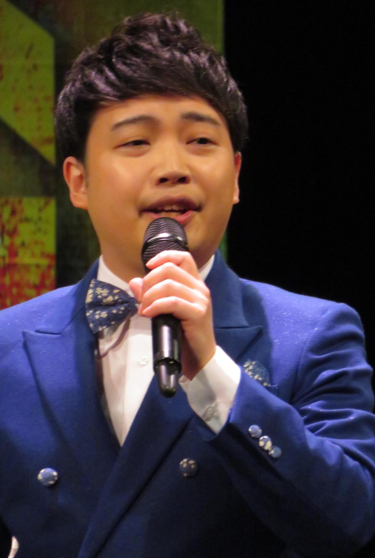 熱唱する三丘翔太