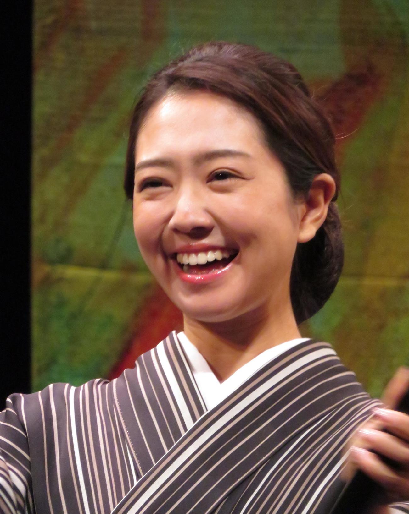 熱唱する羽山みずき