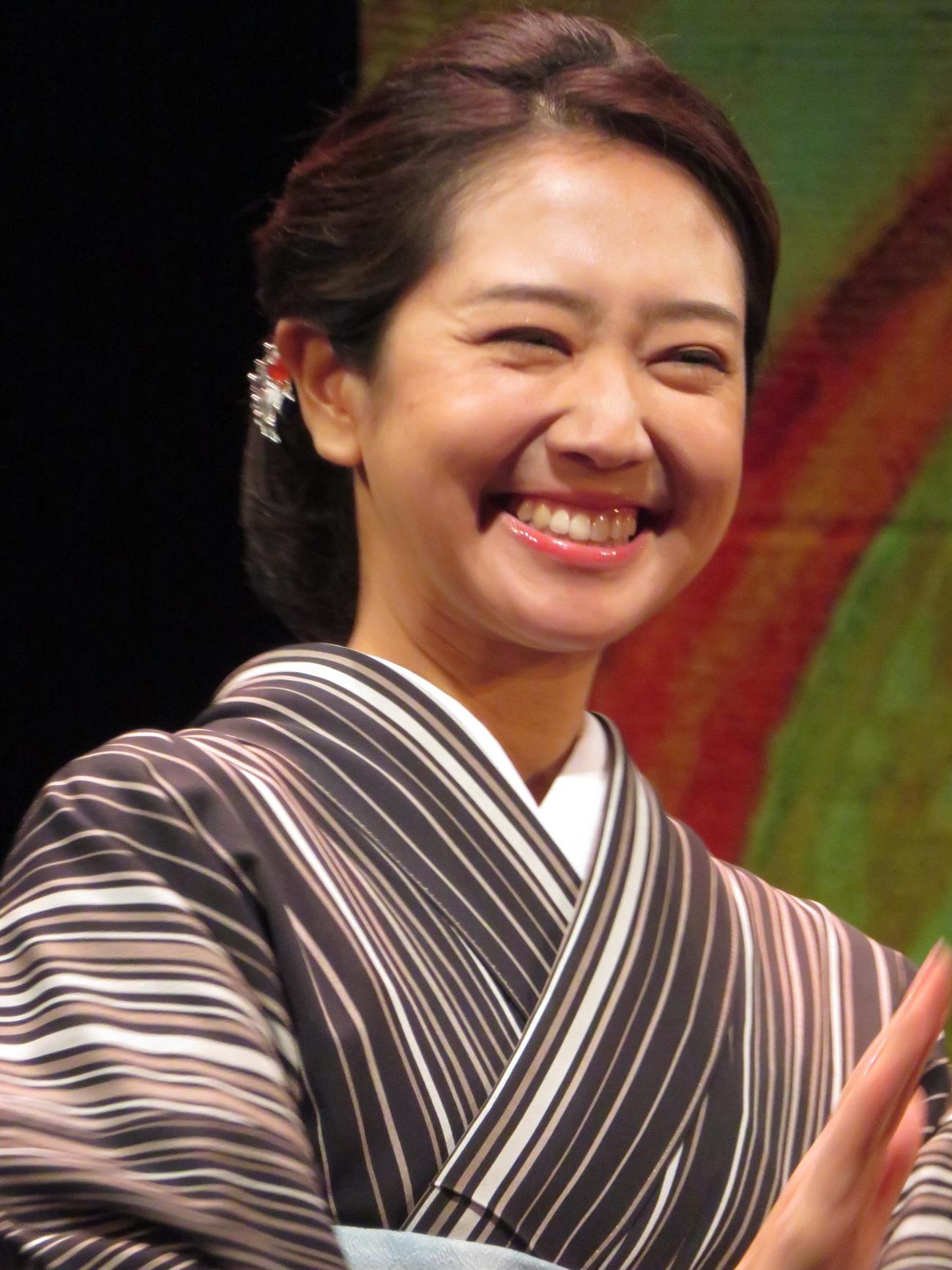 熱唱する羽山みずき