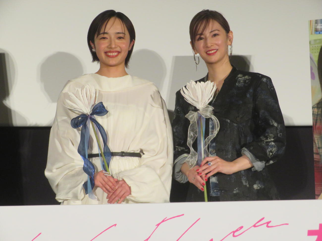 映画「ナイトフラワー」公開御礼舞台あいさつに出席した森田望智（左）と北川景子（撮影・川田和博）
