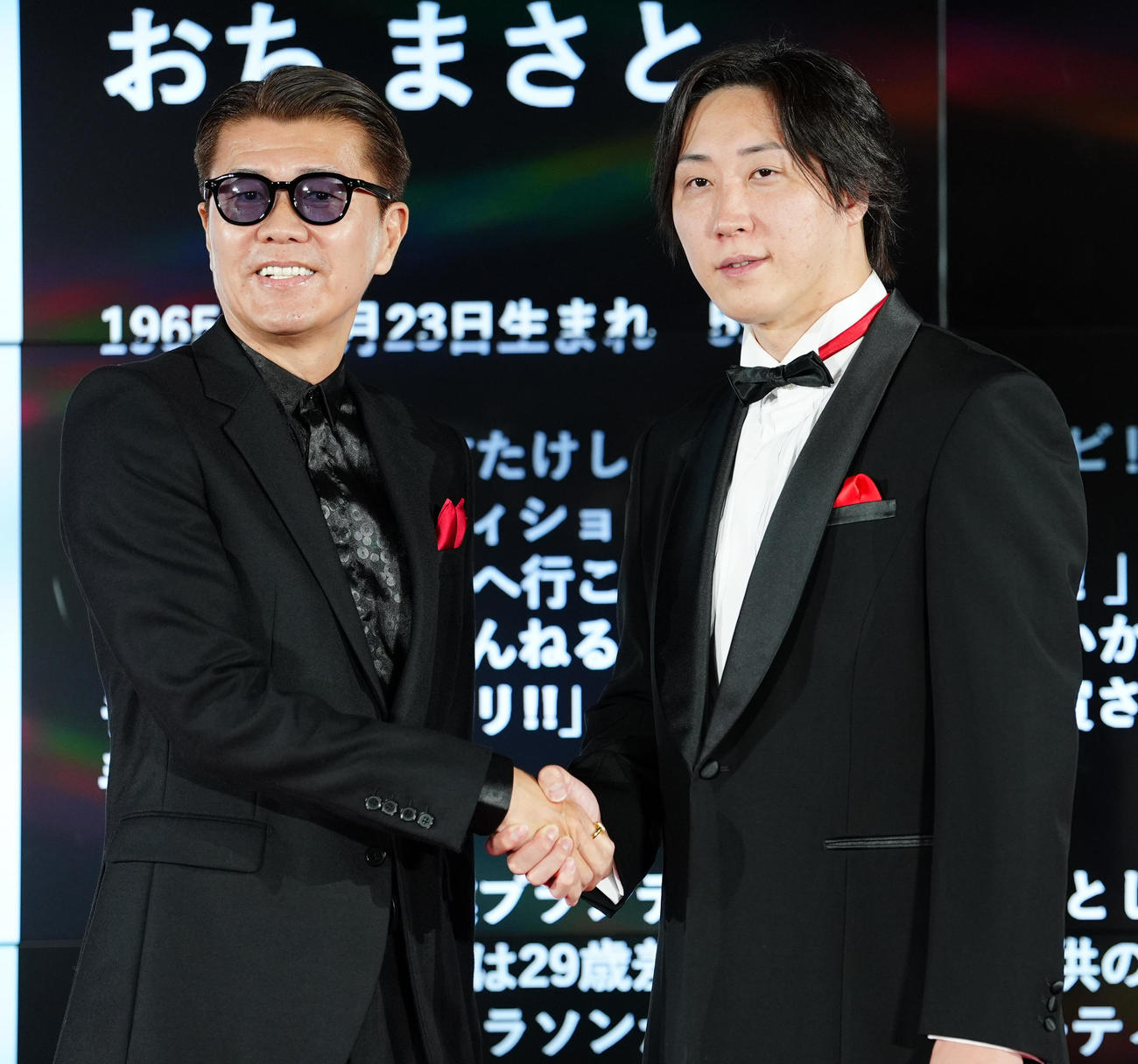 「LAST CALL」制作発表会で握手を交わすおちまさと氏（左）と溝口勇児氏（撮影・清水貴仁）