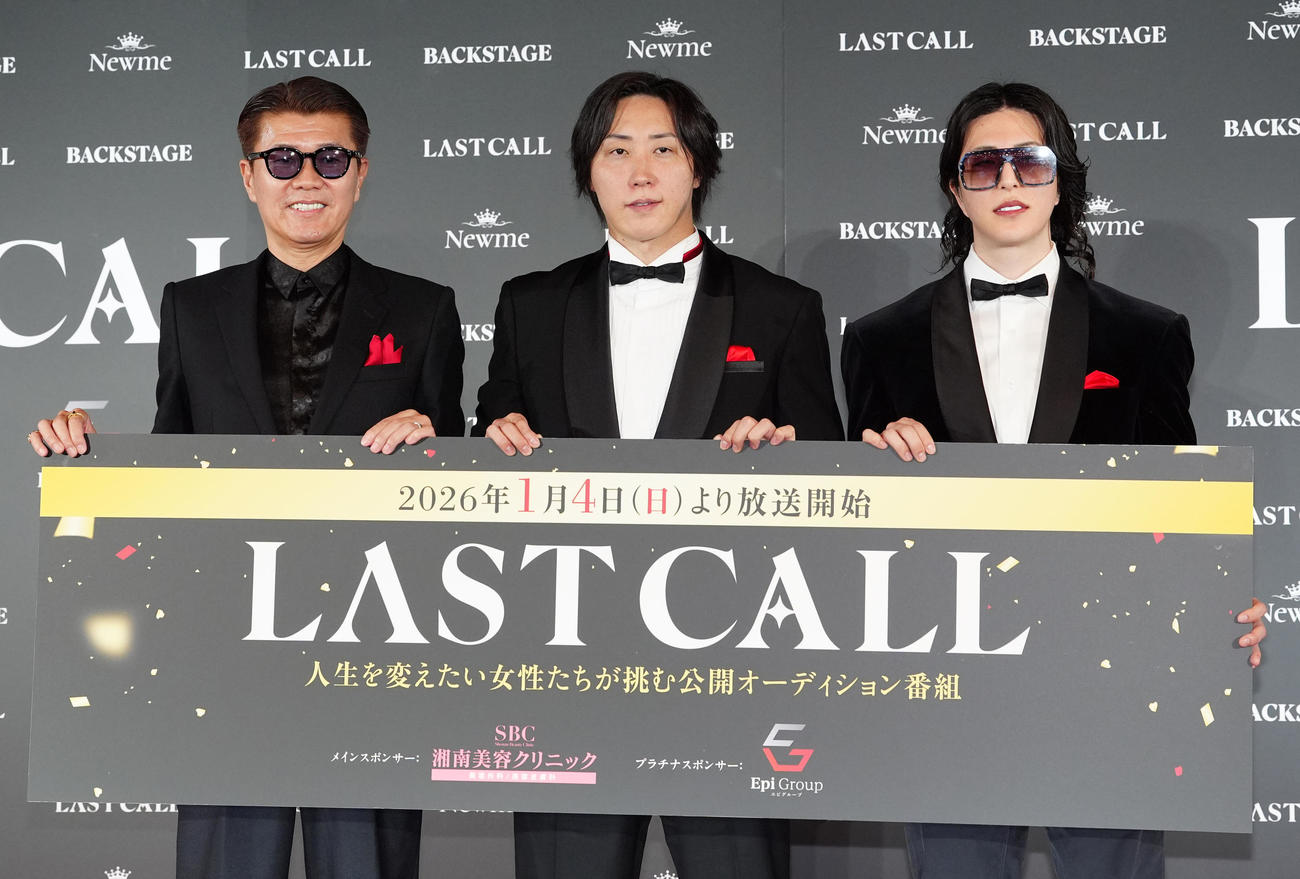 「LAST CALL」制作発表会でフォトセッションを行う、左からおちまさと氏、溝口勇児氏、ローランド（撮影・清水貴仁）