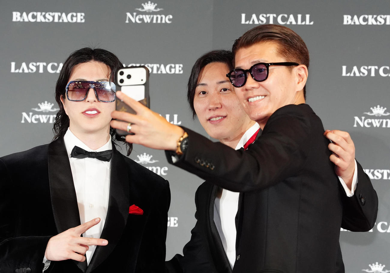「LAST CALL」制作発表会で自撮りを行う、左からローランド、溝口勇児氏、おちまさと氏（撮影・清水貴仁）