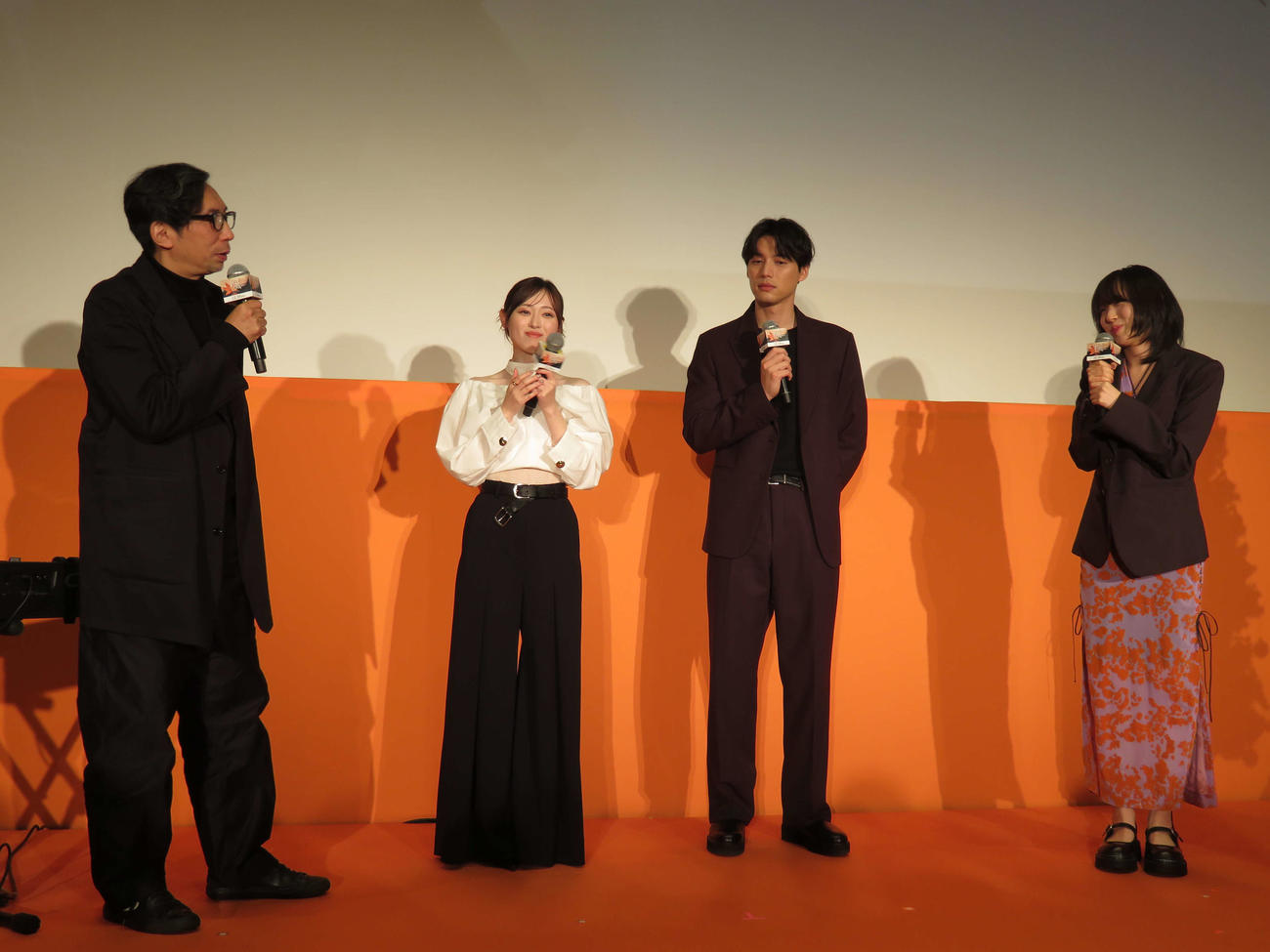 映画「楓」公開直前イベントで十明（右）の生歌唱を聞き、感激する、左から行定勲監督、福原遥、福士蒼汰（撮影・村上幸将）