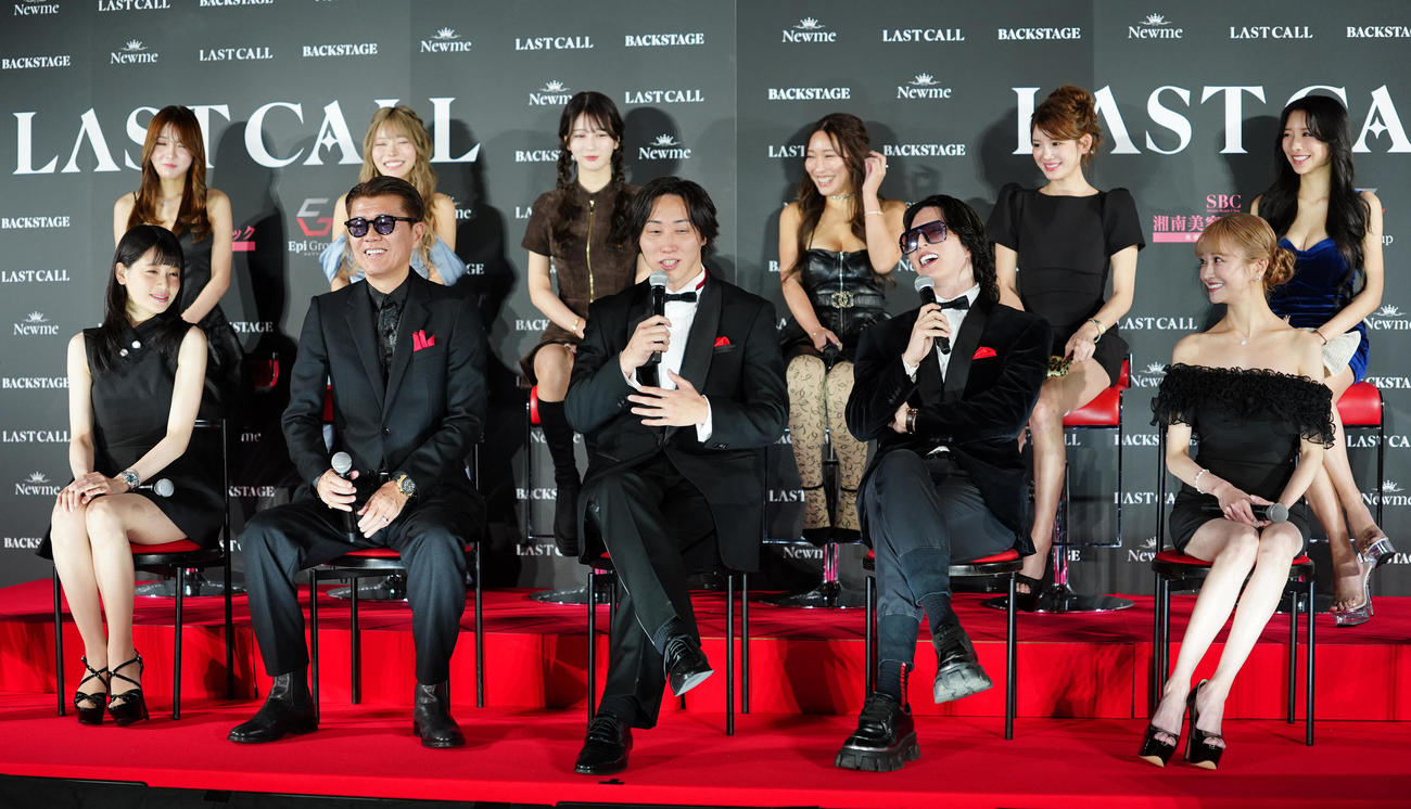 「LAST CALL」制作発表会で出演者登が登壇する、前列左2人からおちまさと氏、溝口勇児氏、ローランド（撮影・清水貴仁）
