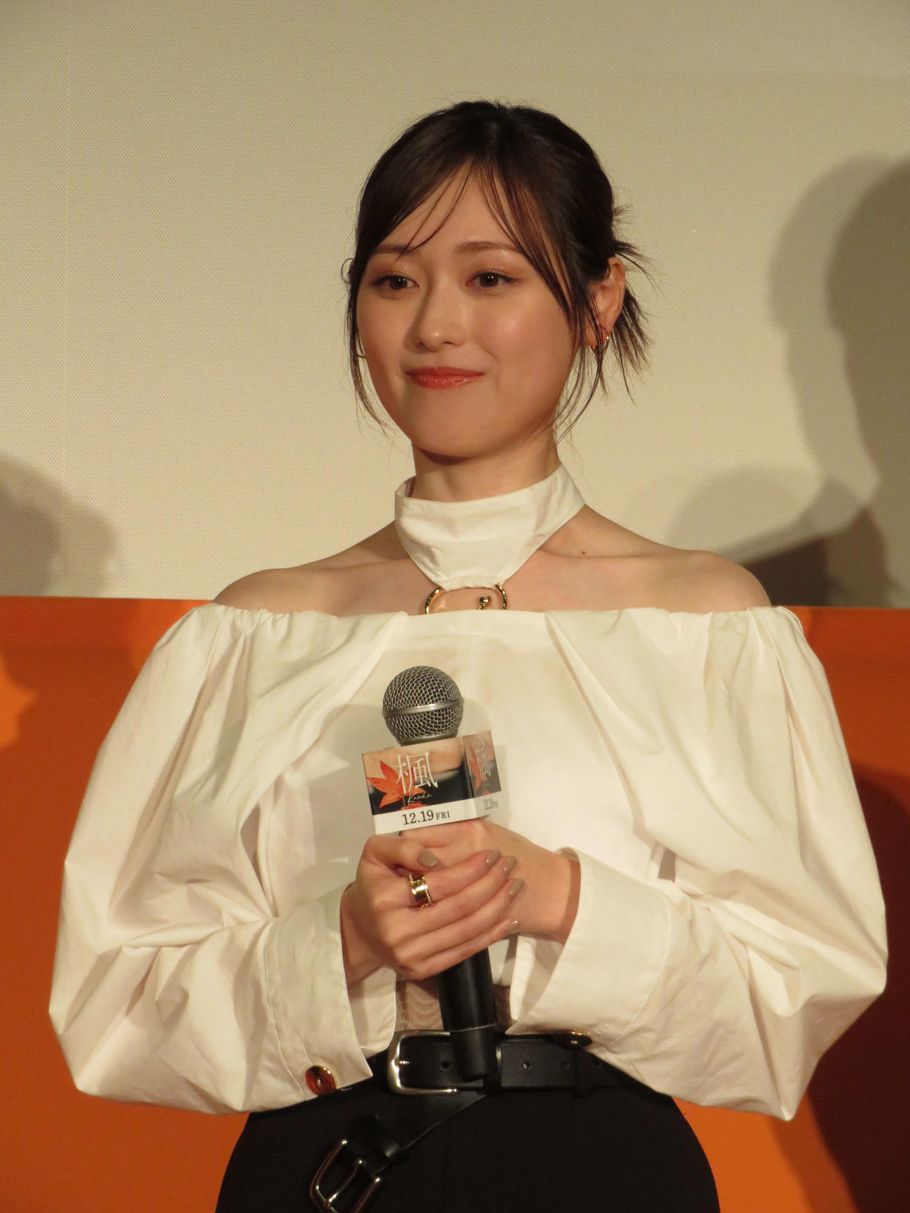 映画「楓」公開直前イベントに登壇し、十明の生歌唱を聞き、涙する福原遥（撮影・村上幸将）