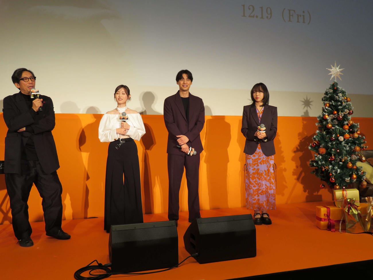 映画「楓」公開直前イベントで十明（右）の生歌唱を聞き、感激する、左から行定勲監督、福原遥、福士蒼汰（撮影・村上幸将）