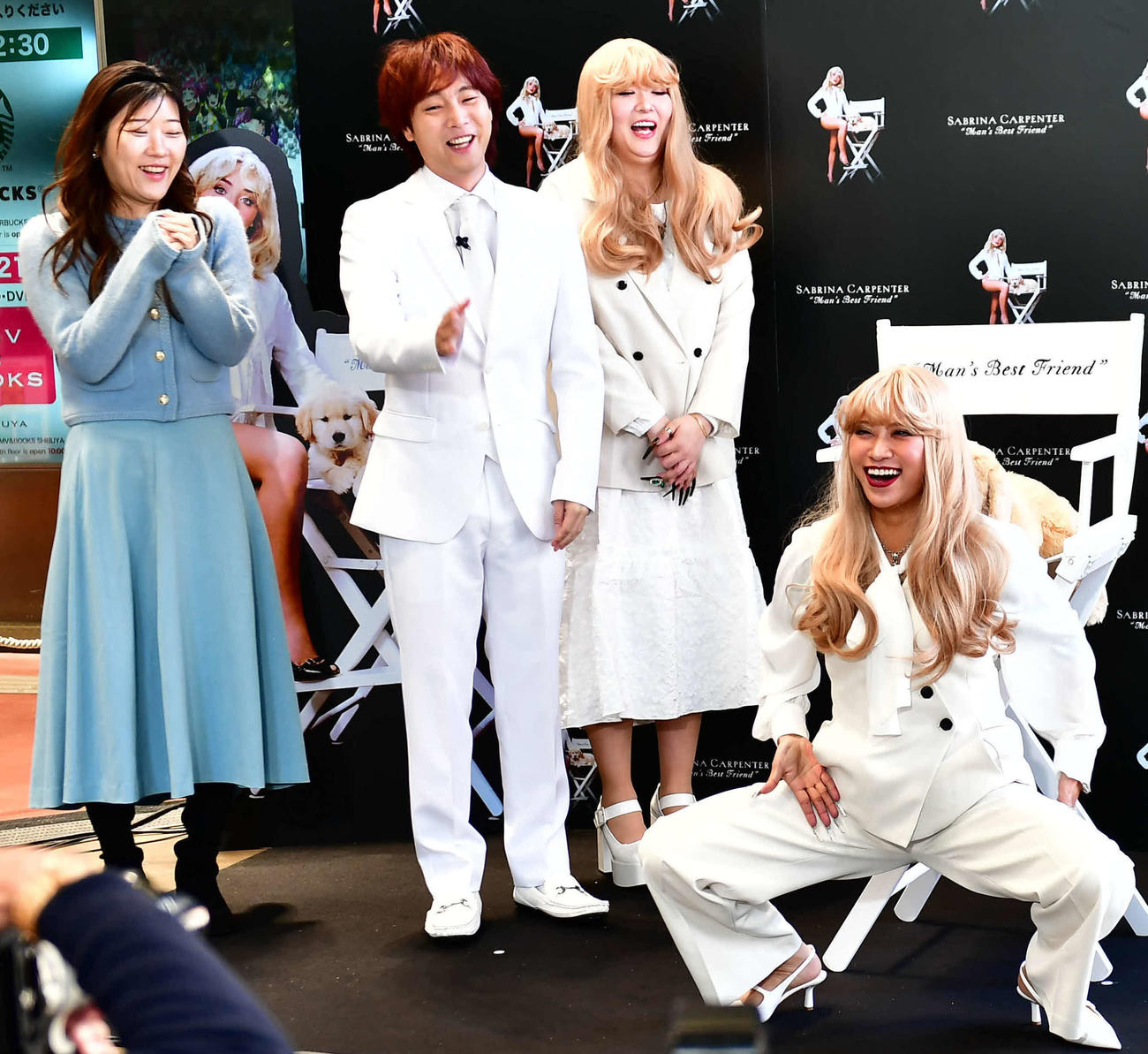 サブリナ・カーペンターの最新アルバム「マンズ・ベスト・フレンド」の日本盤リリース記念展示「The Man’s Best Friend Exhibition」オープニングイベントのポージング対決で沸かせるぱーてぃーちゃんの信子（右端）。左端から、ヒコロヒー、ぱーてぃーちゃんのすがちゃん最高No．1、きょんちぃ（撮影・松尾幸之介）