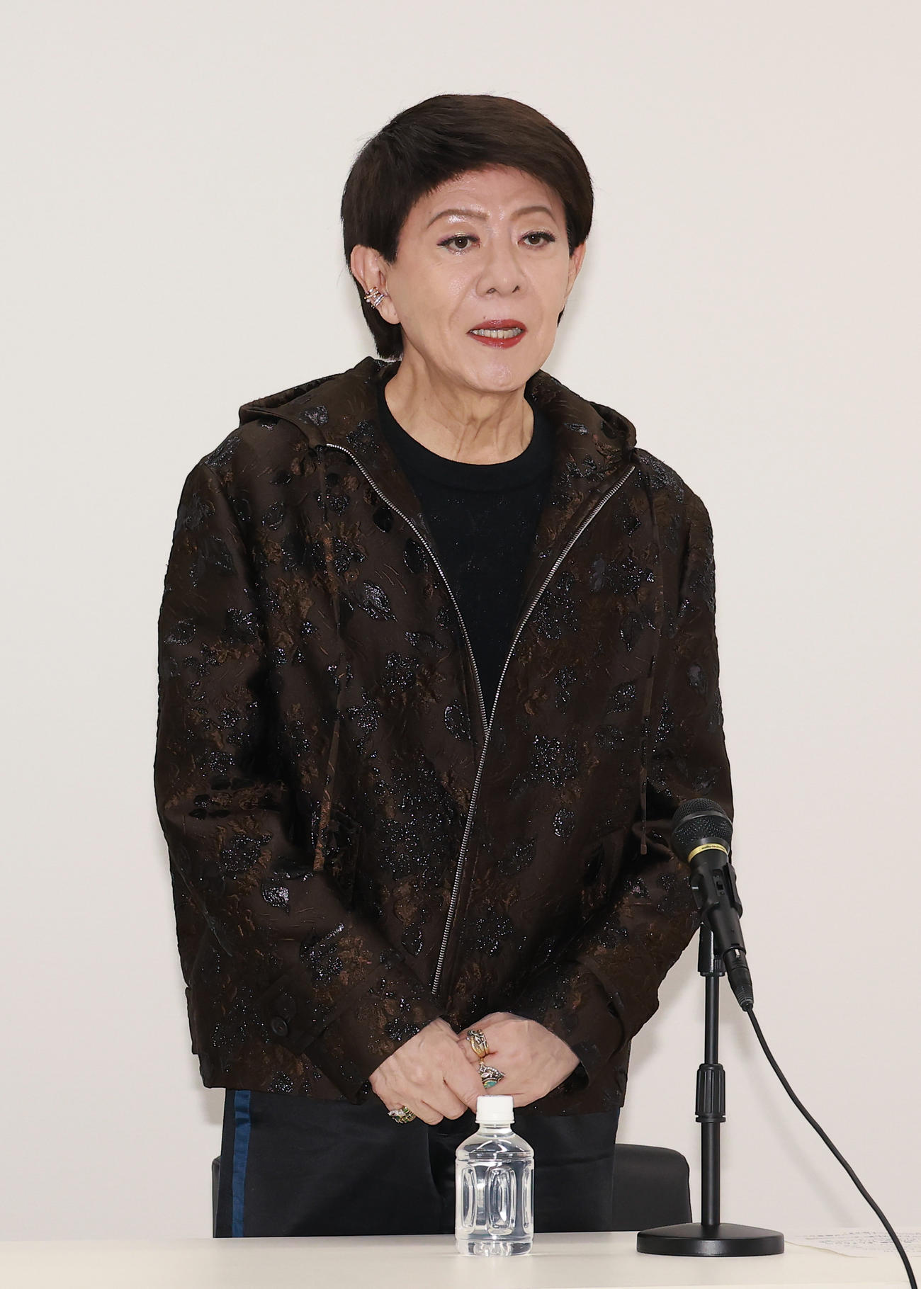 復帰会見を行う美川憲一（撮影・中島郁夫）