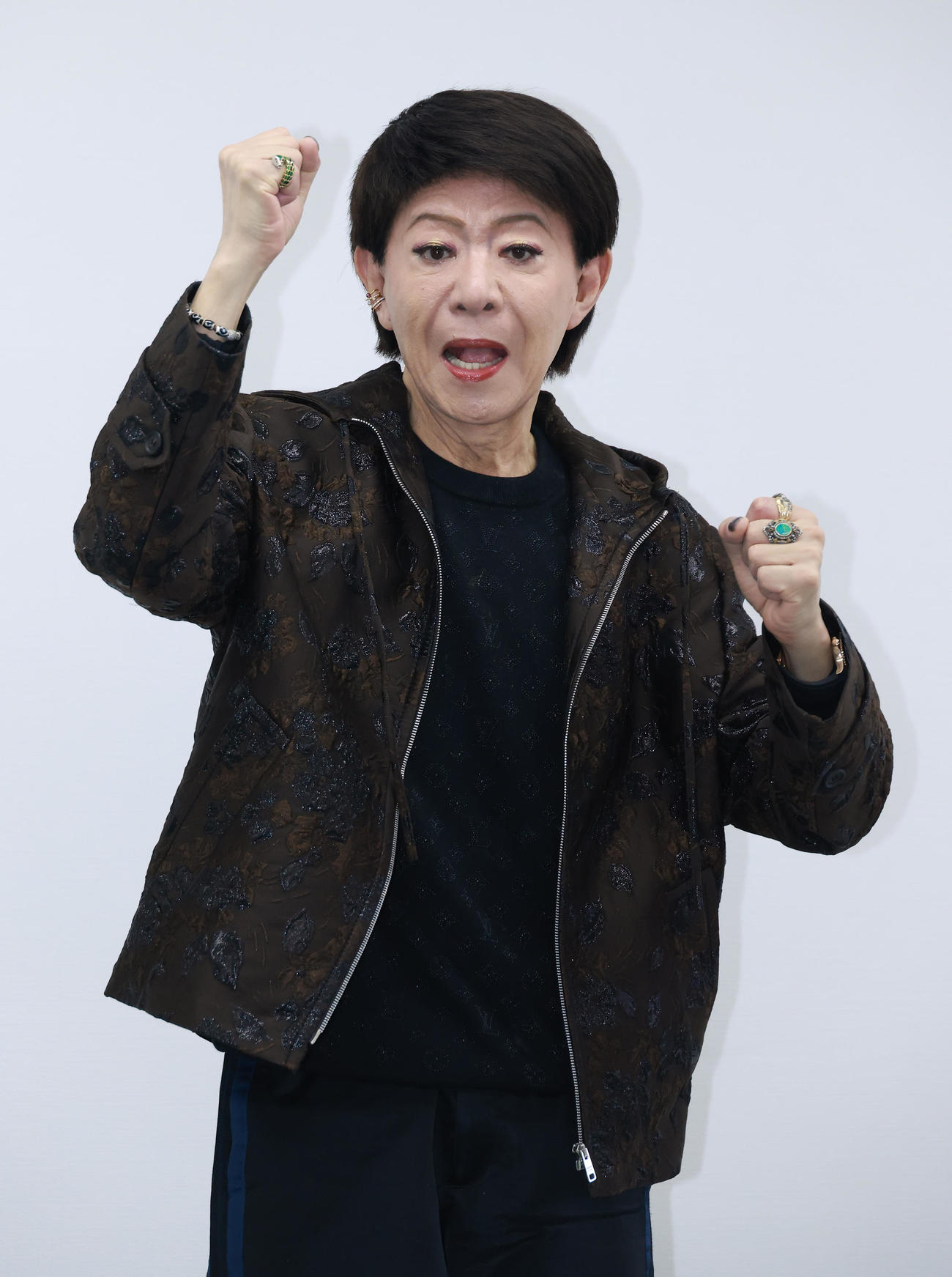 会見を終えガッツポーズする美川憲一（撮影・中島郁夫）