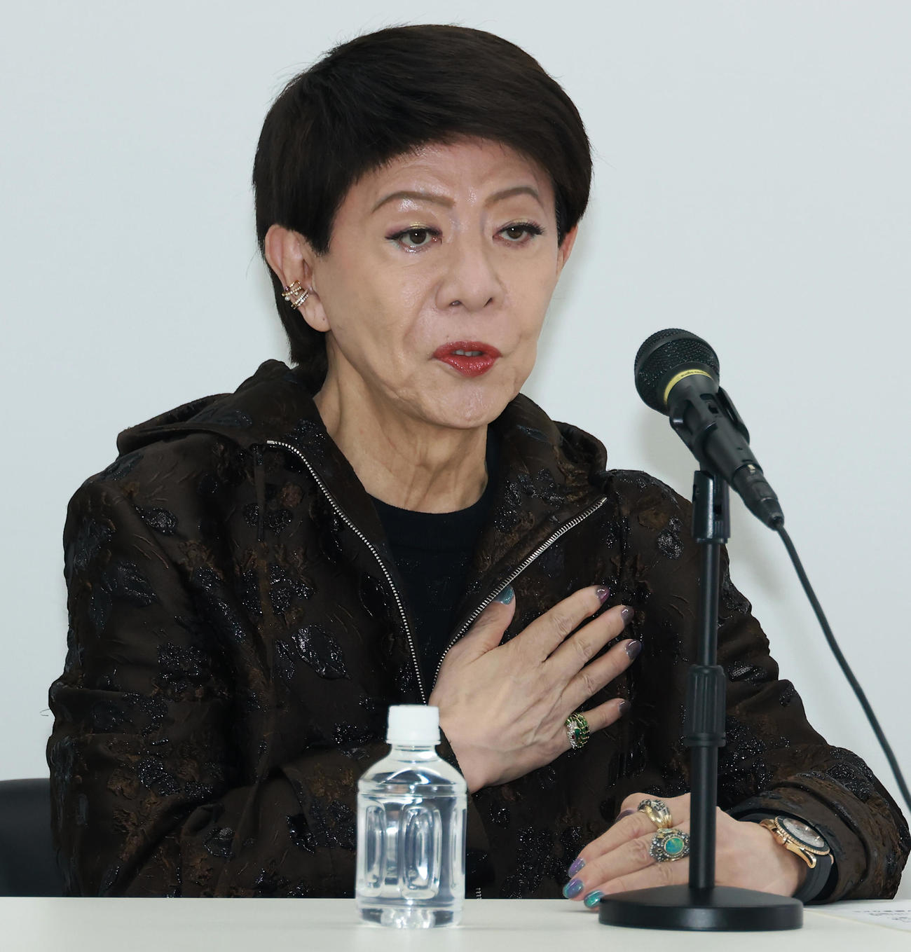 復帰会見でペースメーカーを入れたことを告白する美川憲一（撮影・中島郁夫）