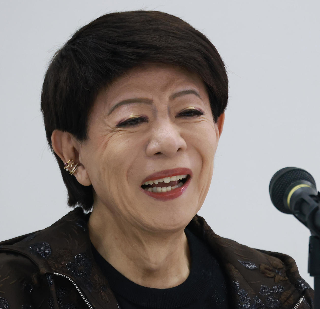 会見で笑顔を見せる美川憲一（撮影・中島郁夫）