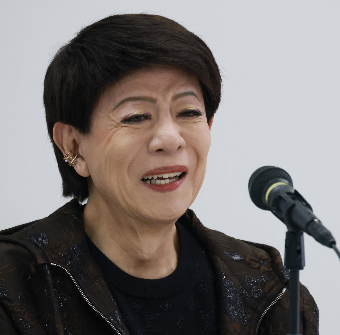 会見で笑顔を見せる美川憲一（撮影・中島郁夫）