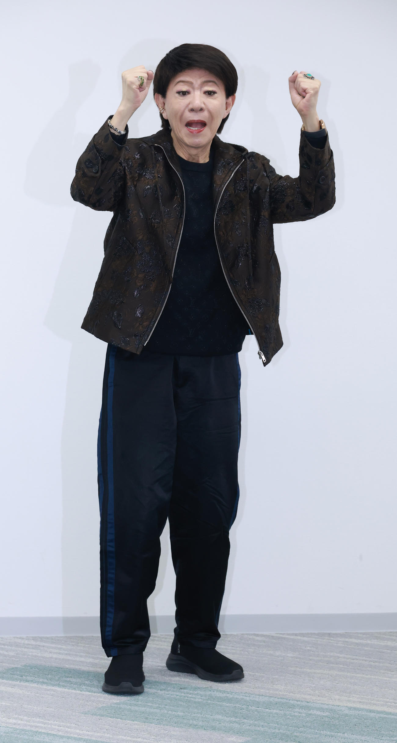 会見を終えガッツポーズする美川憲一（撮影・中島郁夫）