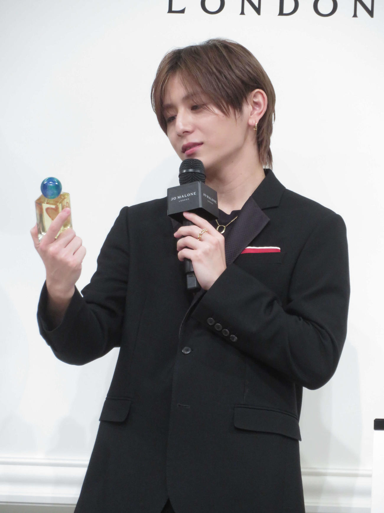 香水を手に取る山田涼介