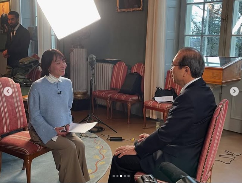北川進氏を取材する出水アナ（出水麻衣アナのインスラグラムから）