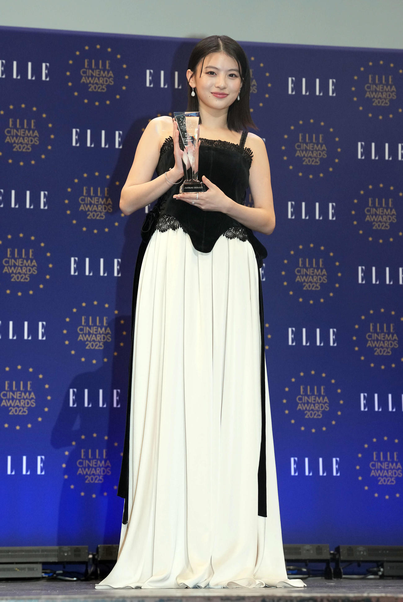 「エル　ライジング・スター賞」を受賞し笑顔を見せる出口夏希（撮影・たえ見朱実）