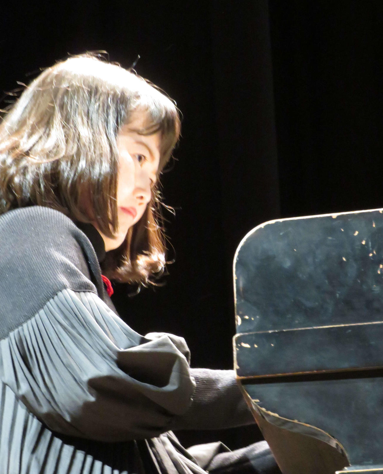 被爆ピアノを演奏する佐藤ひらり