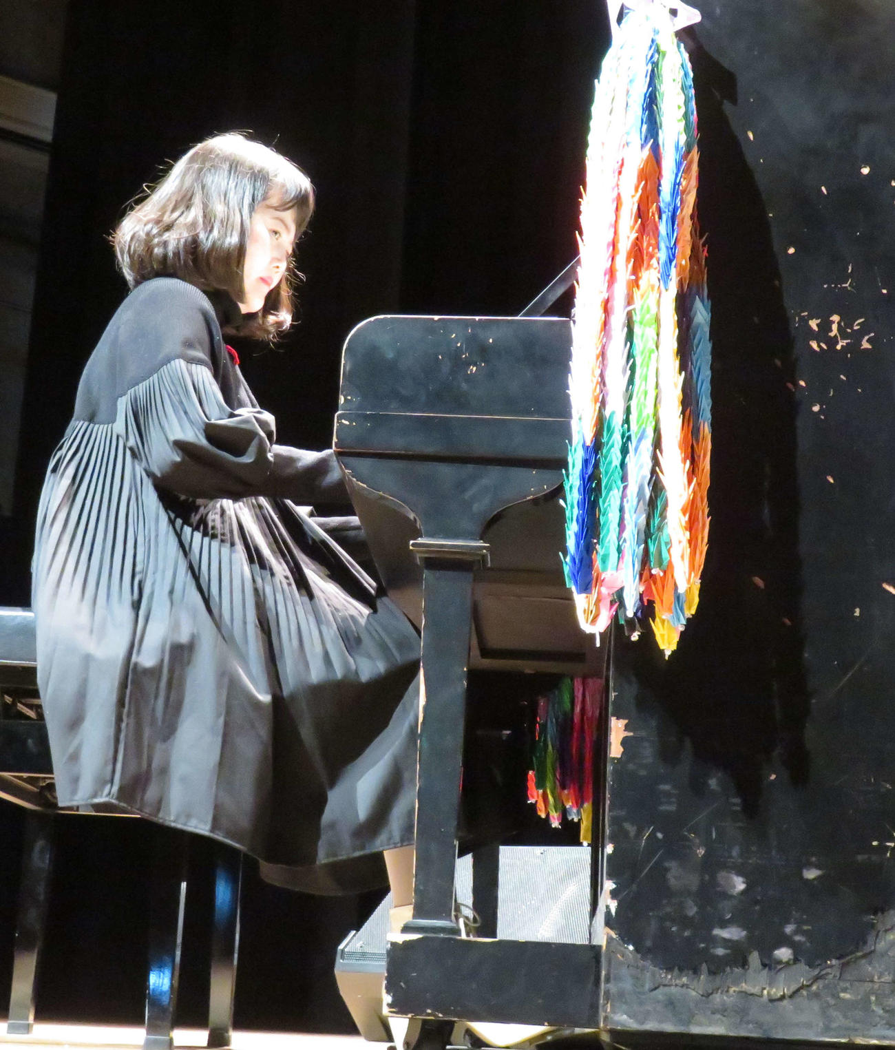 被爆ピアノを演奏する佐藤ひらり