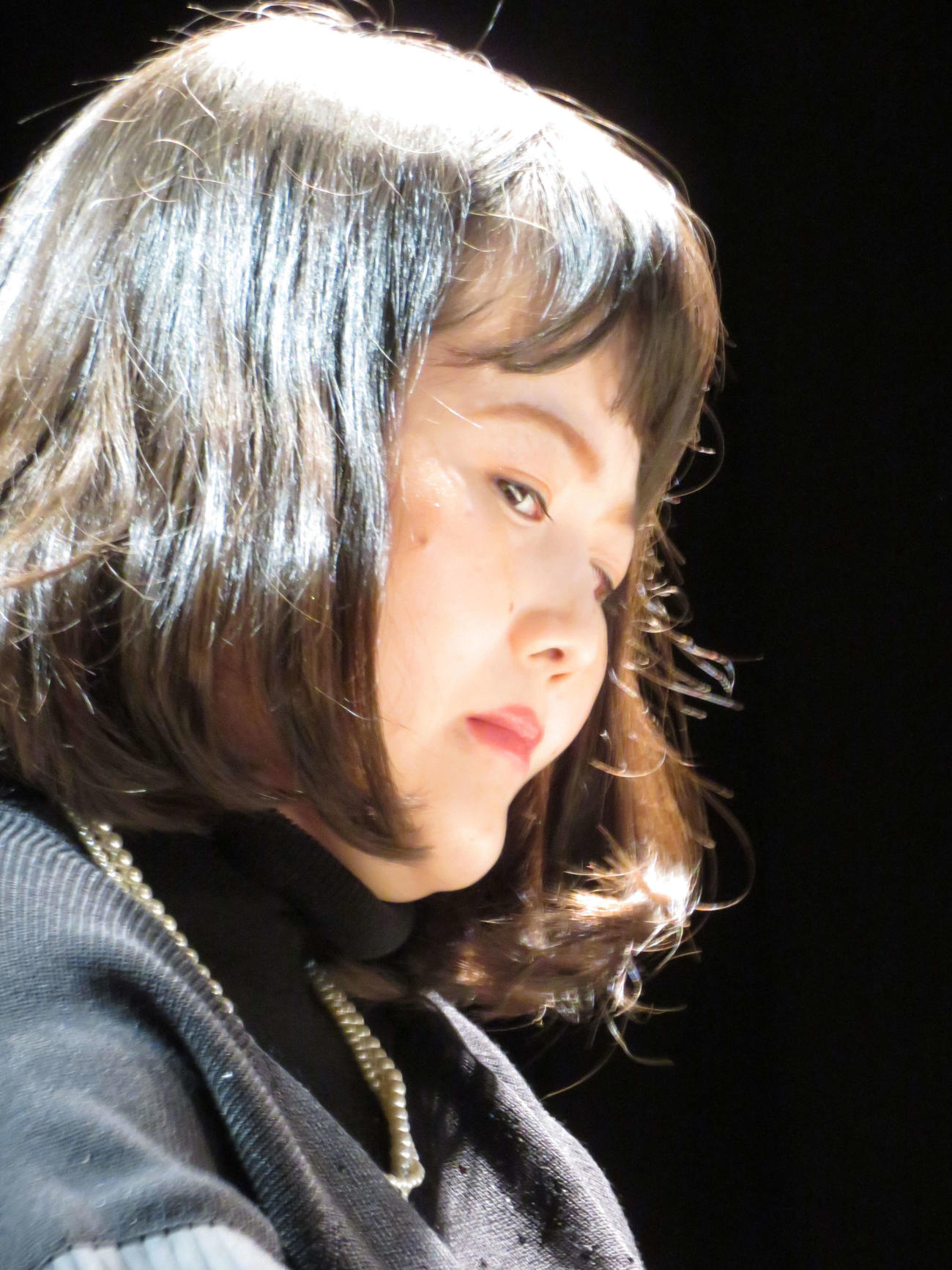 被爆ピアノを演奏する佐藤ひらり