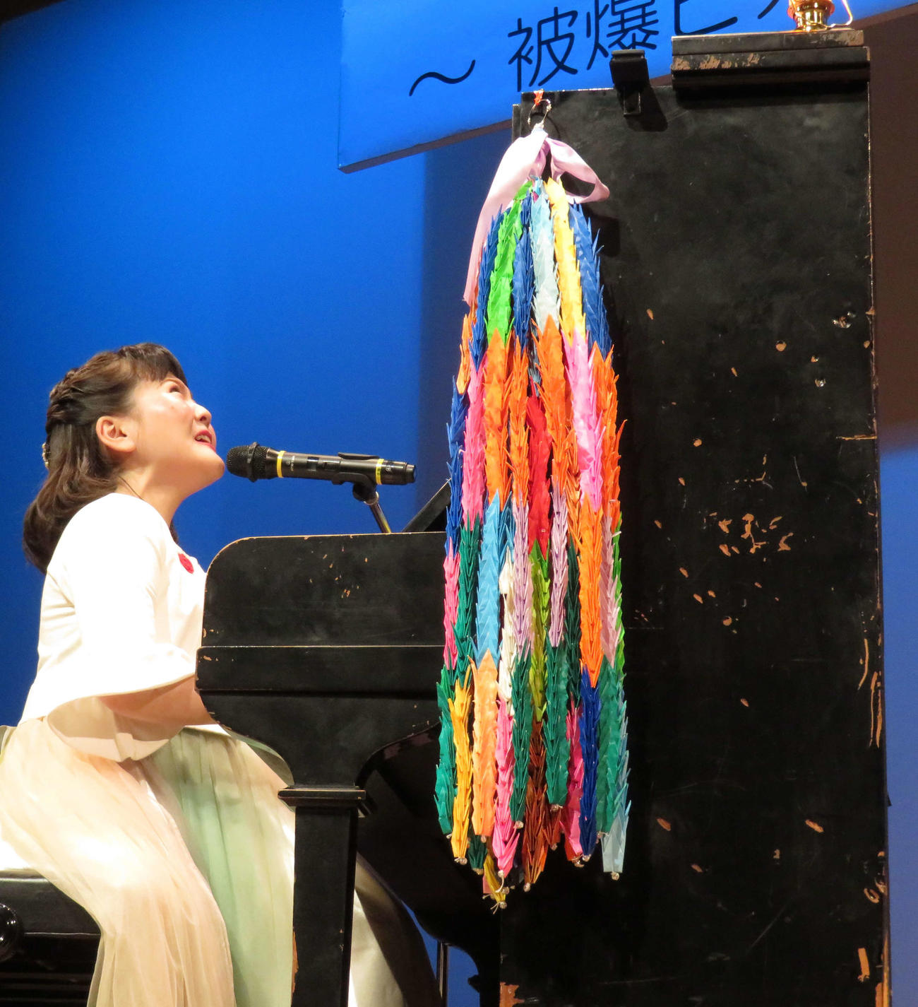 被爆ピアノを演奏する佐藤ひらり