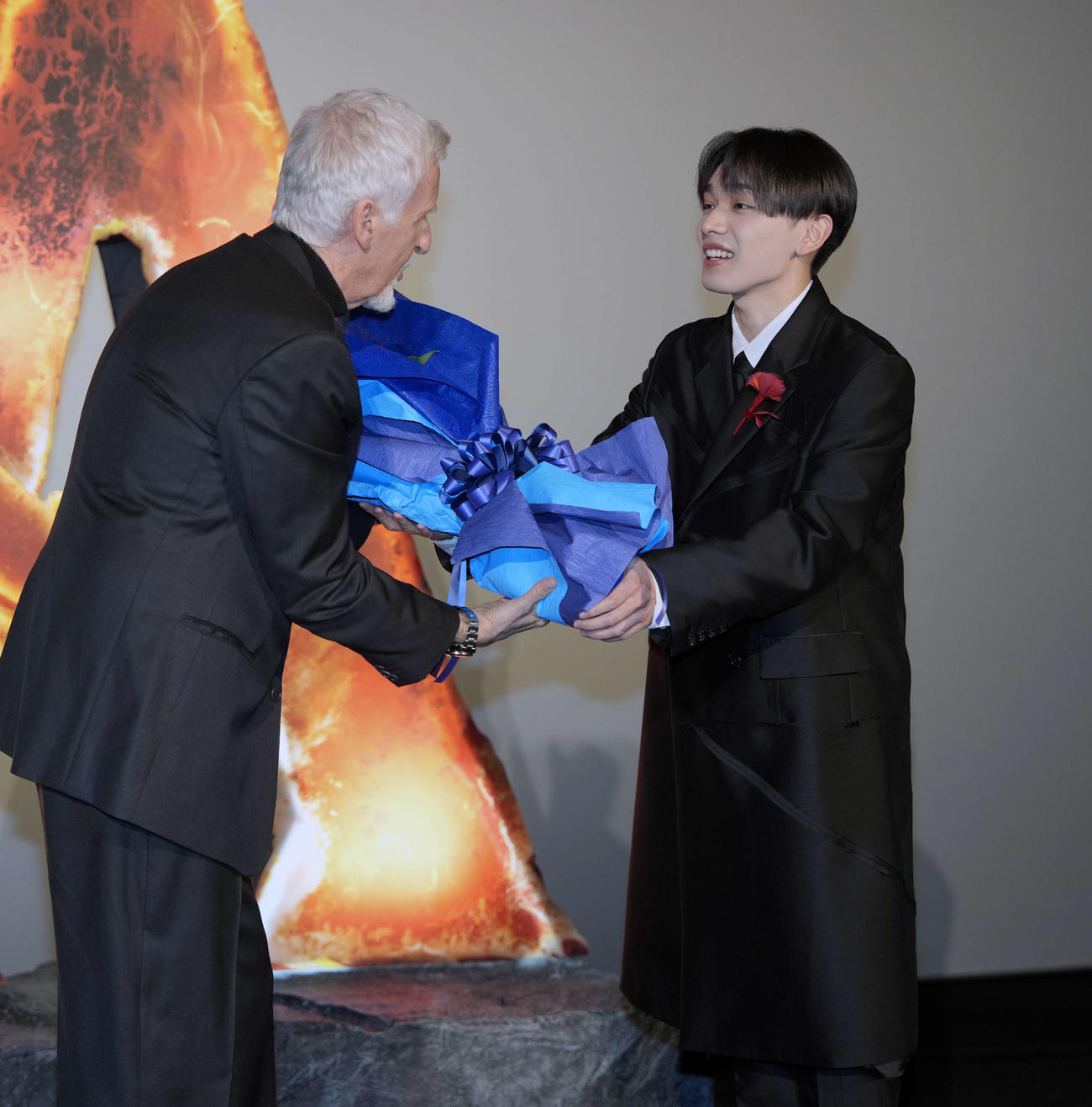 ジェームズ・キャメロン監督に花束を渡す宮世琉弥（撮影・小島史椰）