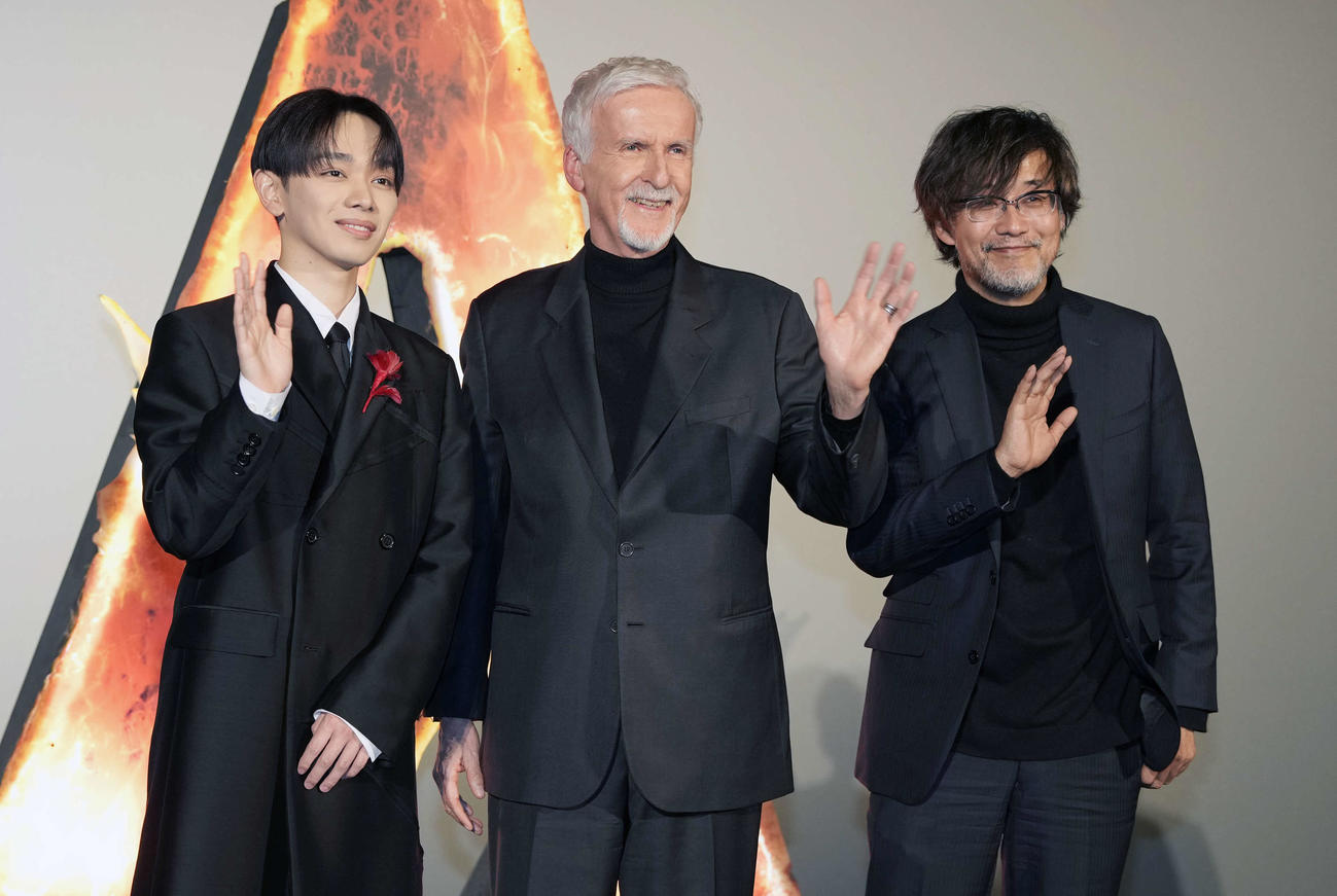 映画「アバター：ファイヤー・アンド・アッシュ」来日ジャパンプレミアに登壇する、左から宮世琉弥、ジェームズ・キャメロン監督、山崎貴（撮影・小島史椰）