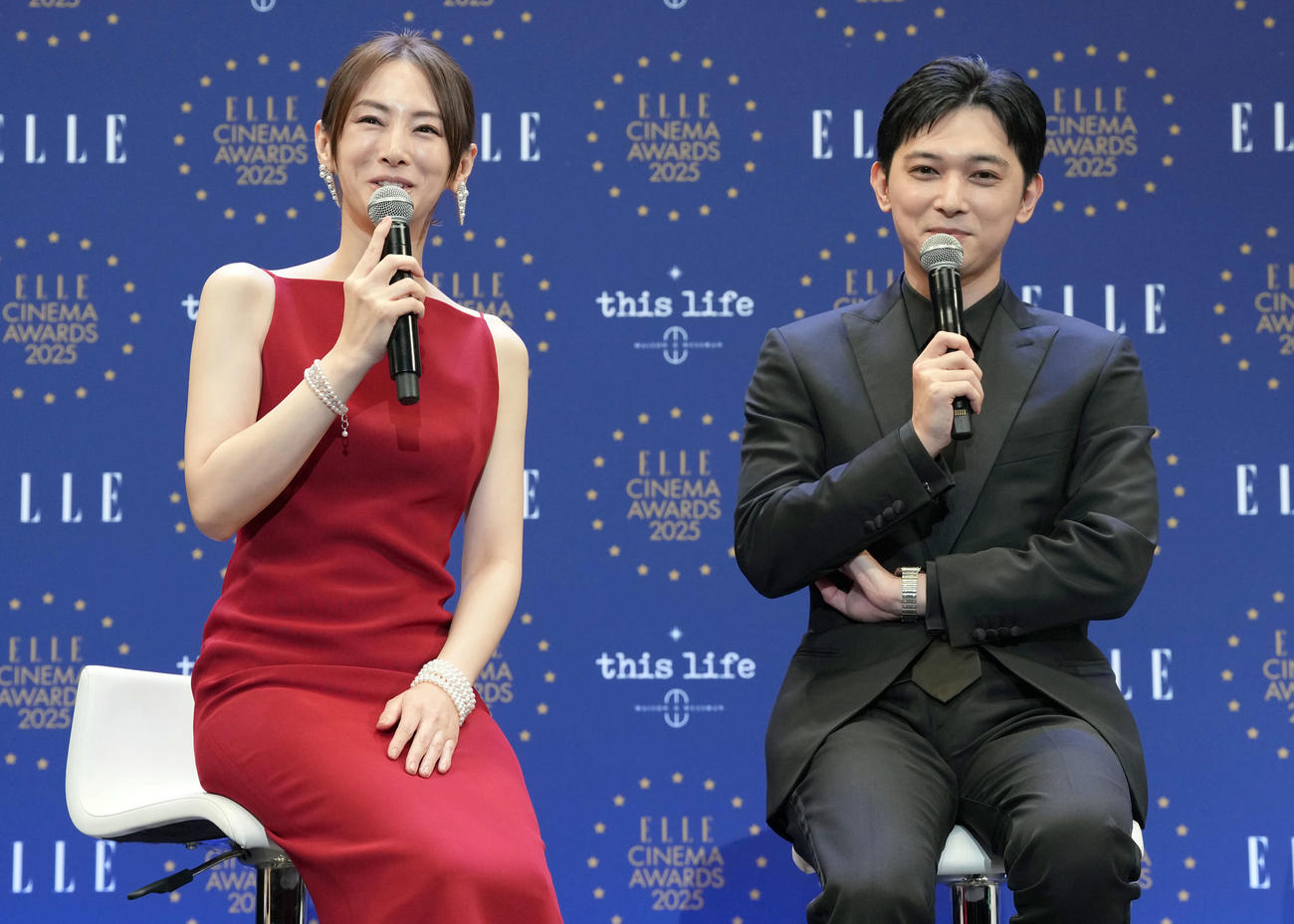 授賞式後のトークセッションで笑顔を見せる北川景子（左）と吉沢亮（撮影・たえ見朱実）