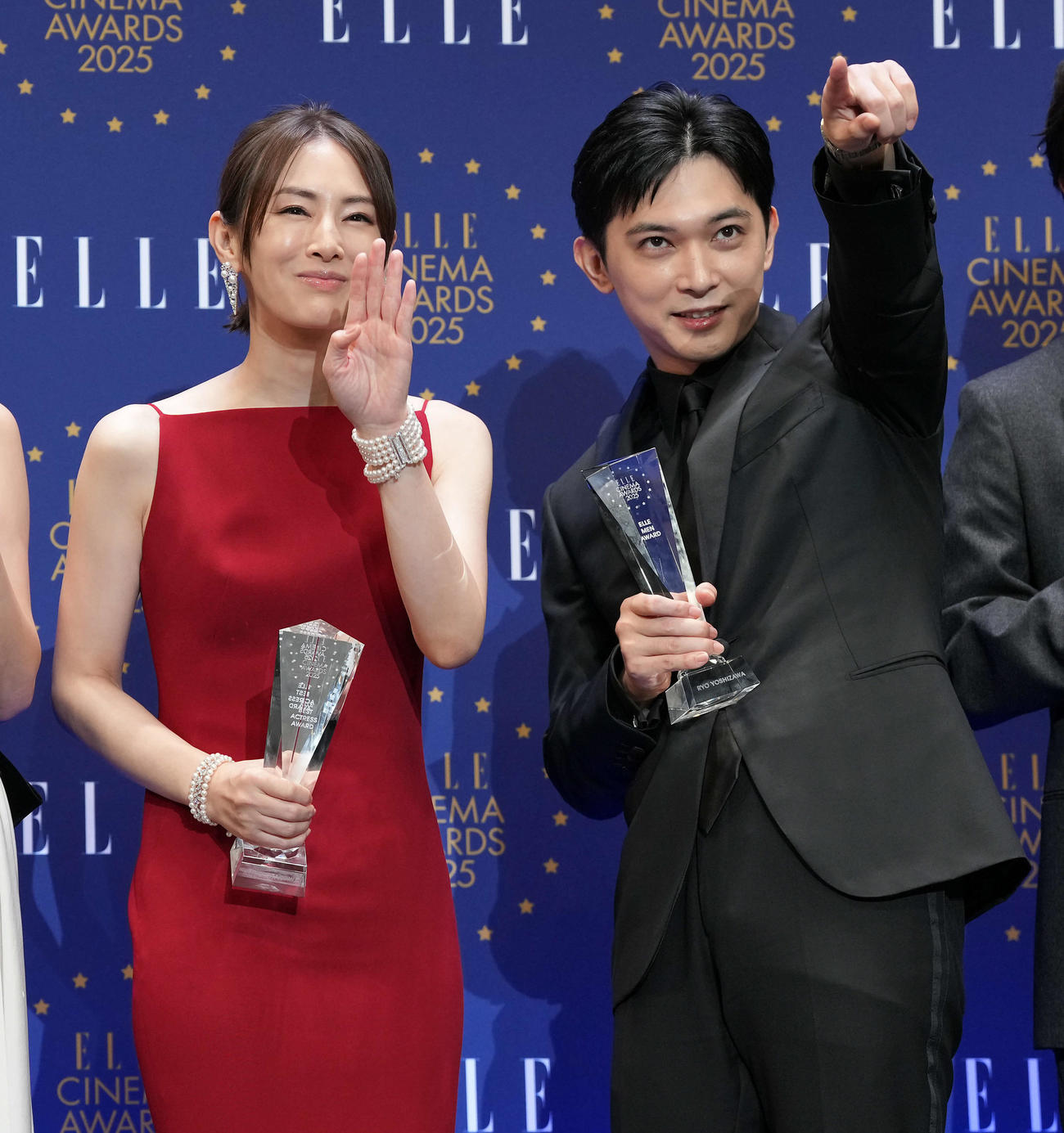 ELLE CINEMA AWARDSの授賞式で笑顔を見せる吉沢亮（右）と北川景子（撮影・たえ見朱実）