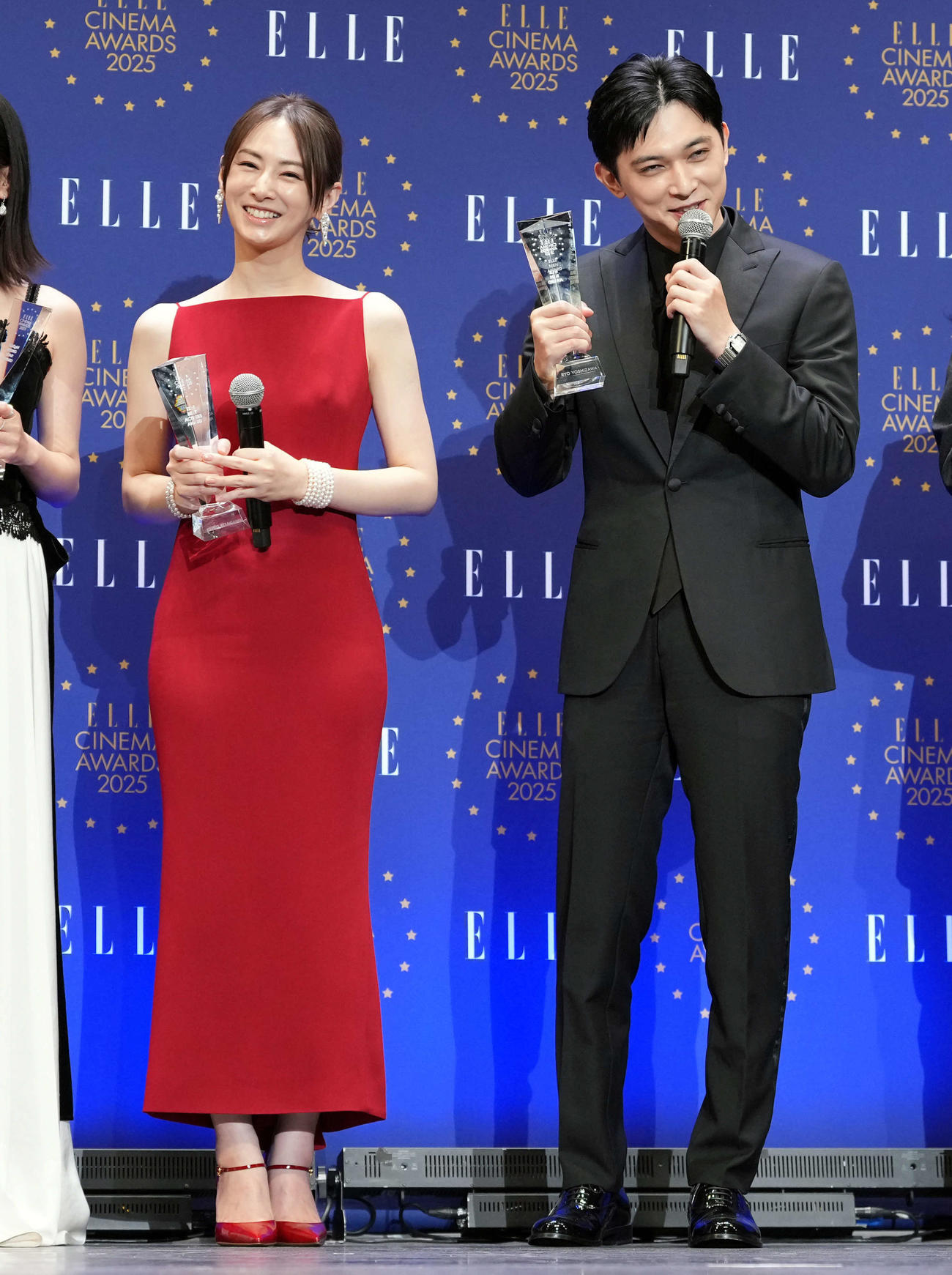ELLE CINEMA AWARDSの授賞式で笑顔を見せる北川景子（左）と吉沢亮（撮影・たえ見朱実）