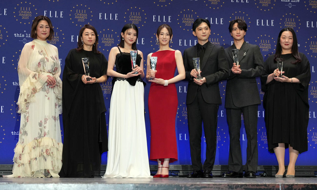 ELLE CINEMA AWARDSの授賞式で記念撮影に納まる、左から坂井佳奈子編集局長、塚原あゆ子、出口夏希、北川景子、吉沢亮、木戸大聖、村田千恵子プロデューサー（撮影・たえ見朱実）