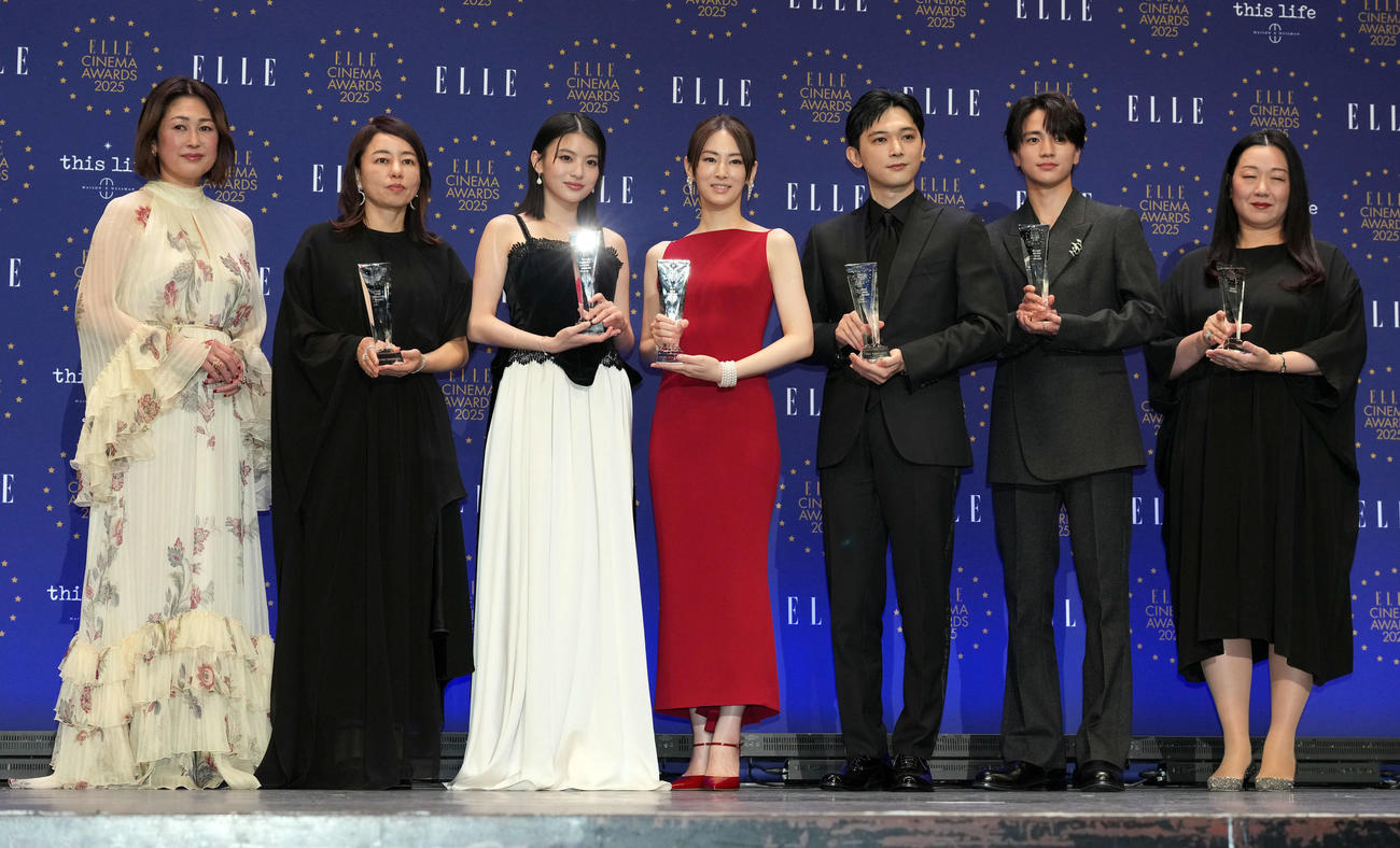 ELLE CINEMA AWARDSの授賞式で記念撮影に納まる、左から坂井佳奈子編集局長、塚原あゆ子、出口夏希、北川景子、吉沢亮、木戸大聖、村田千恵子プロデューサー（撮影・たえ見朱実）