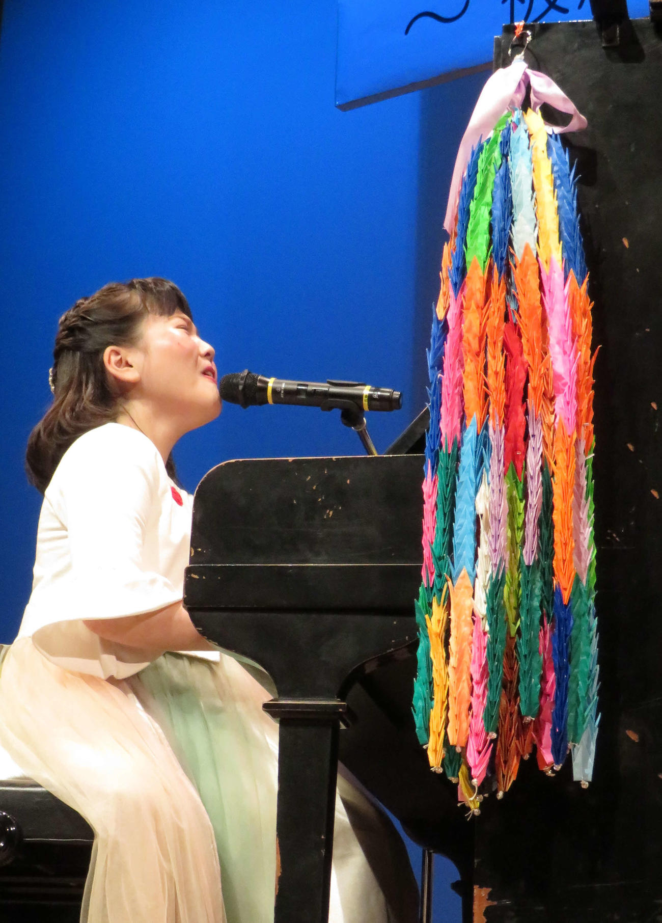 被爆ピアノを演奏する佐藤ひらり