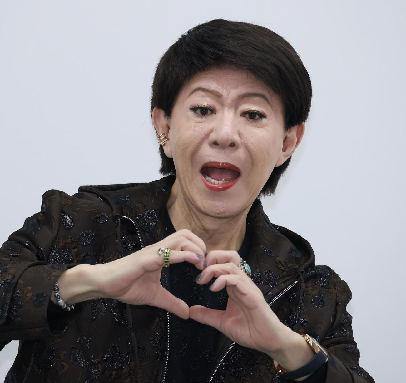 会見を終えハートポーズをする美川憲一（撮影・中島郁夫）