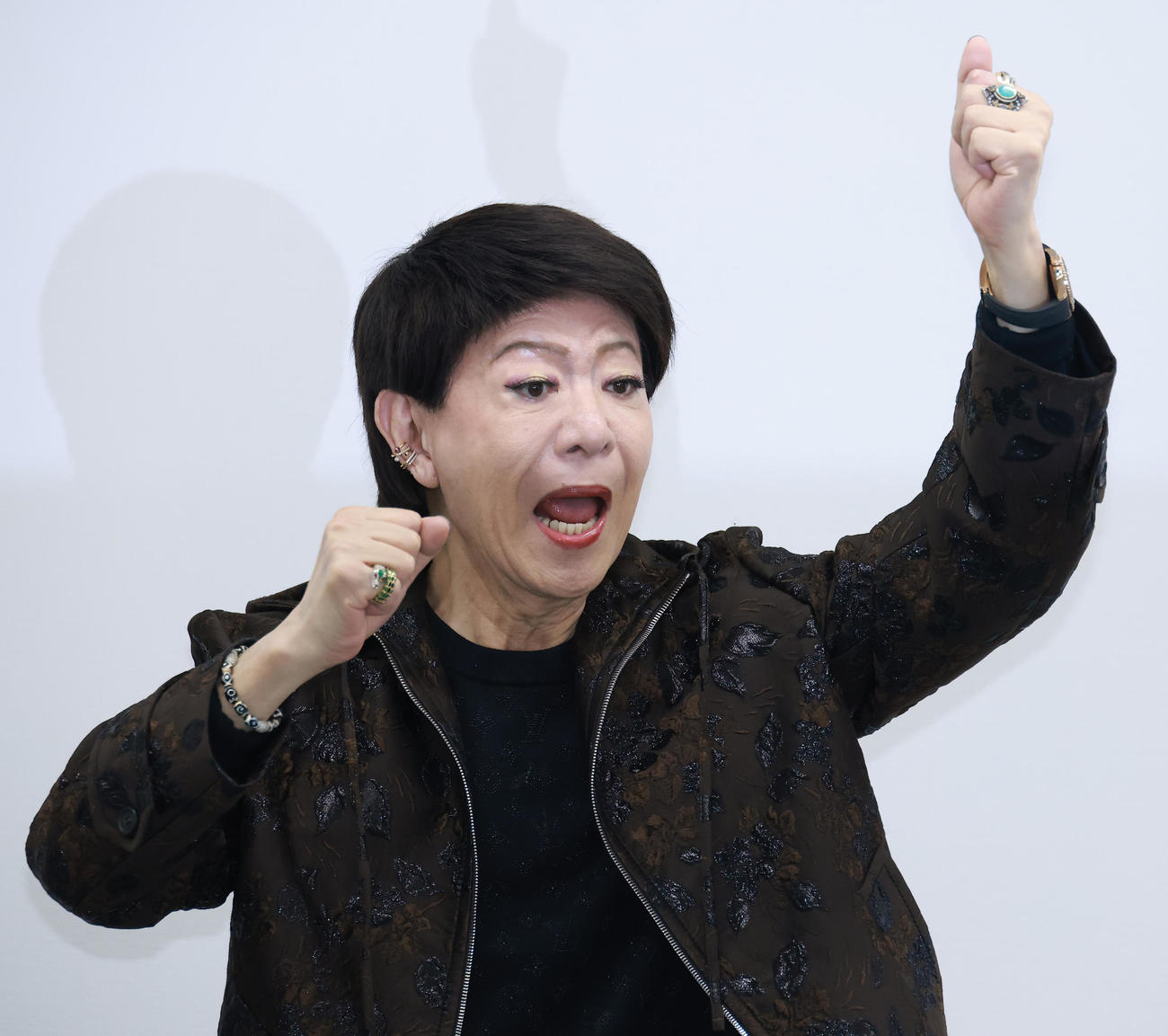 会見を終えガッツポーズする美川憲一（撮影・中島郁夫）