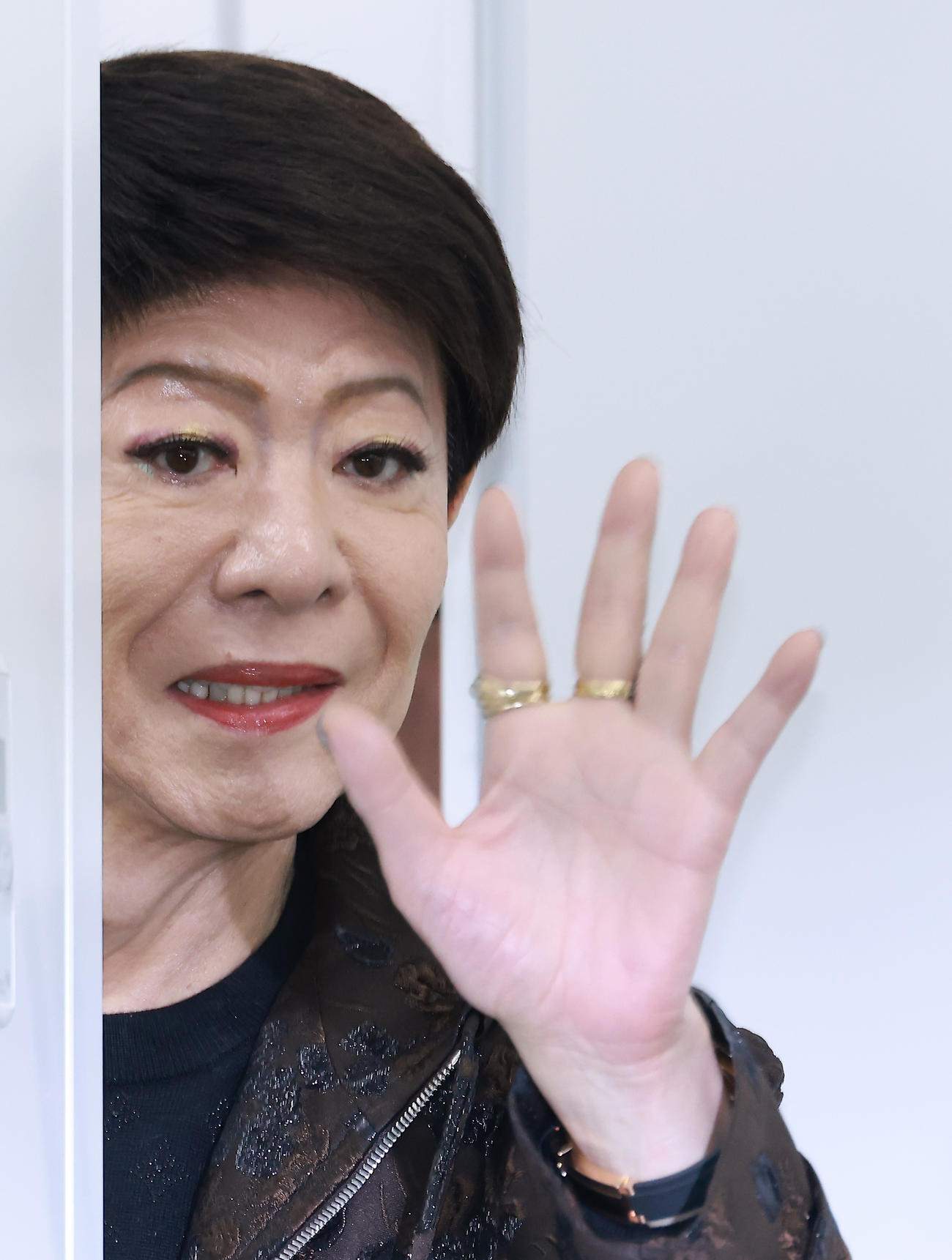 手を振り会見場を後にする美川憲一（撮影・中島郁夫）