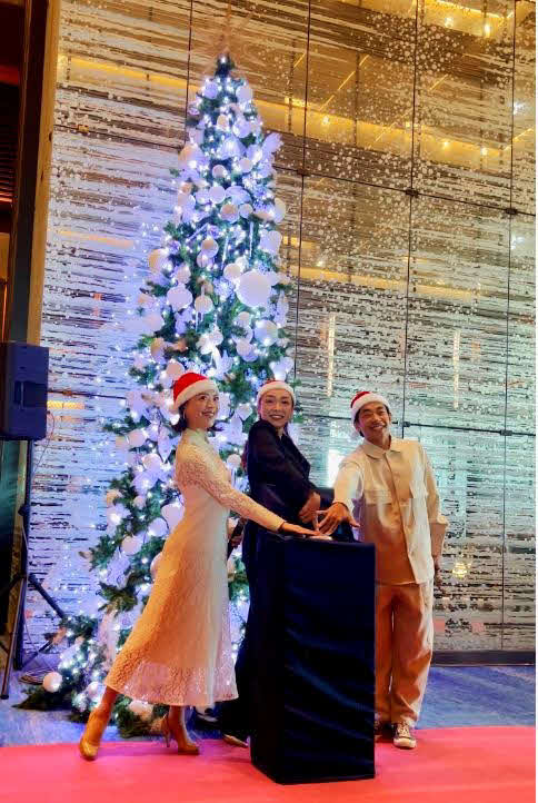 「天空のクリスマスツリー点灯式」に出席したプロフィギュアスケーターの、左から鈴木明子、本郷理華、織田信成