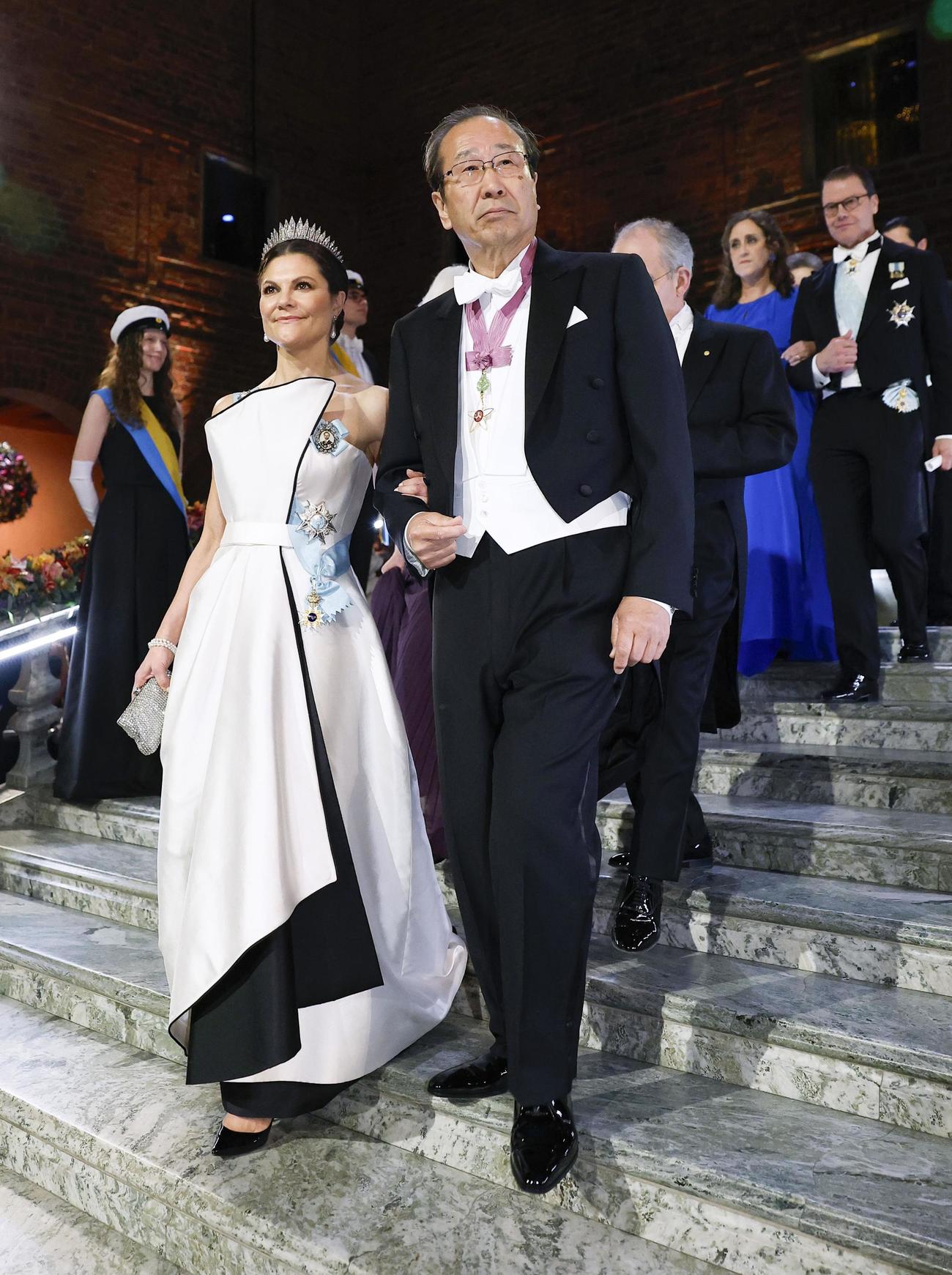 ノーベル賞授賞式後の晩さん会に出席する北川進・京都大特別教授。左はスウェーデンのビクトリア皇太子（共同）
