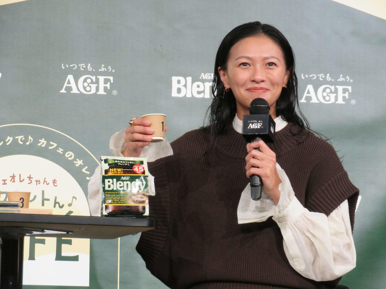 「カフェオレちゃんもインスタントん♪　CAFE by Blendy」オープニングイベントで飲み比べをする榮倉奈々（撮影・村上幸将）