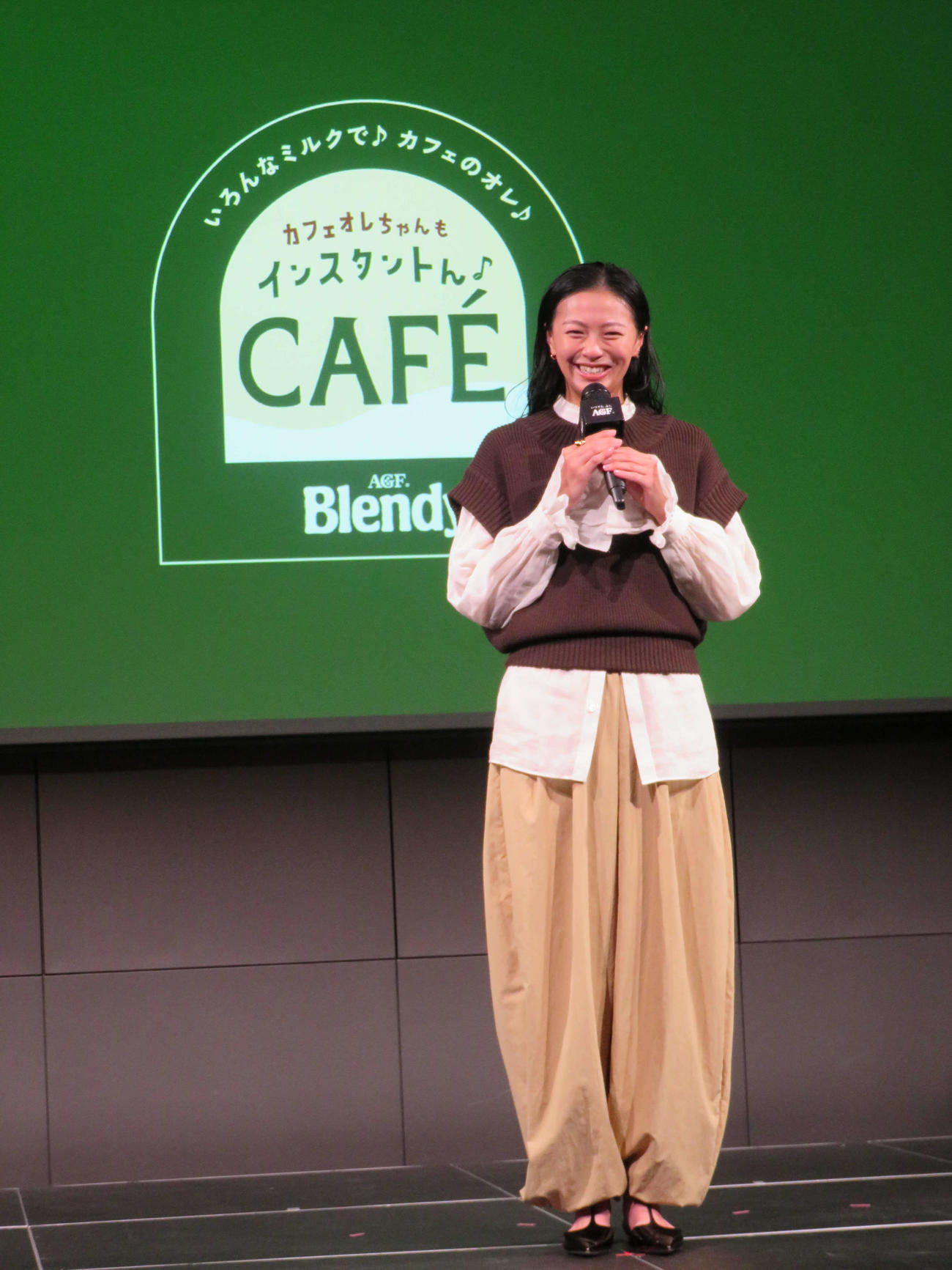 「カフェオレちゃんもインスタントん♪　CAFE by Blendy」オープニングイベントに出席した榮倉奈々（撮影・村上幸将）