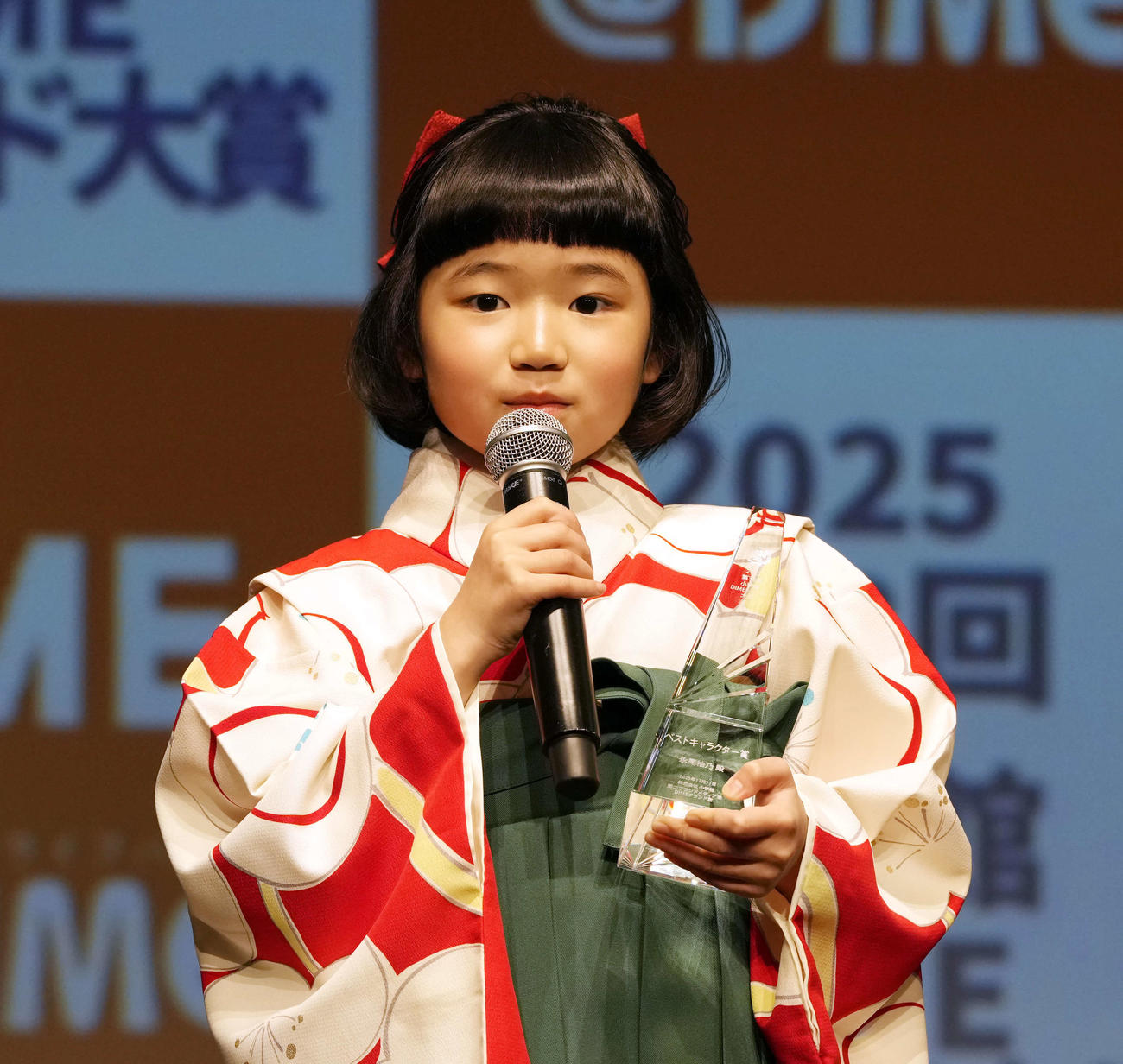 ベストキャラクター賞を受賞する永尾柚乃（撮影・小島史椰）