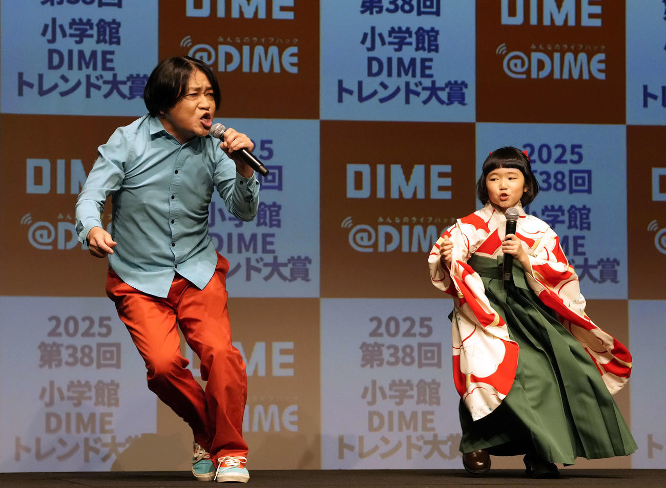 ベストキャラクター賞を受賞し「ラッセン」のネタを披露する永野（左）と永尾柚乃（撮影・小島史椰）