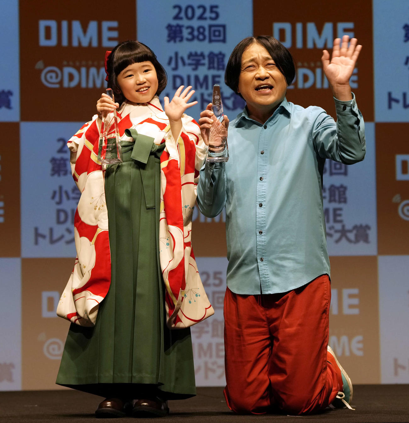 ベストキャラクター賞を受賞する永尾柚乃（左）と永野（撮影・小島史椰）