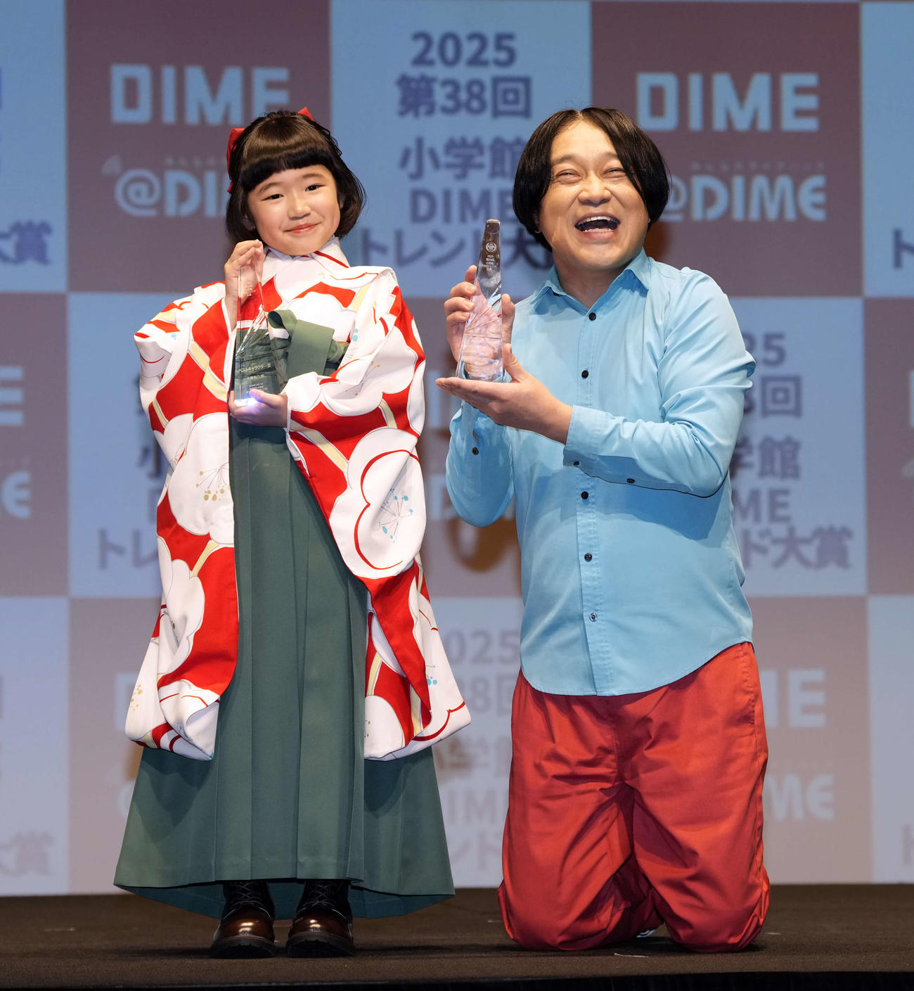 ベストキャラクター賞を受賞する永尾柚乃（左）と永野（撮影・小島史椰）