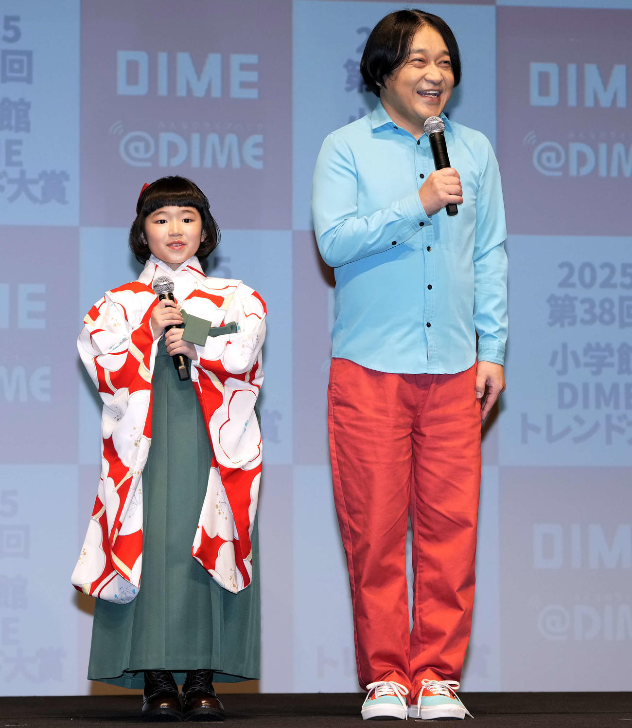 ベストキャラクター賞を受賞する永尾柚乃（左）と永野（撮影・小島史椰）