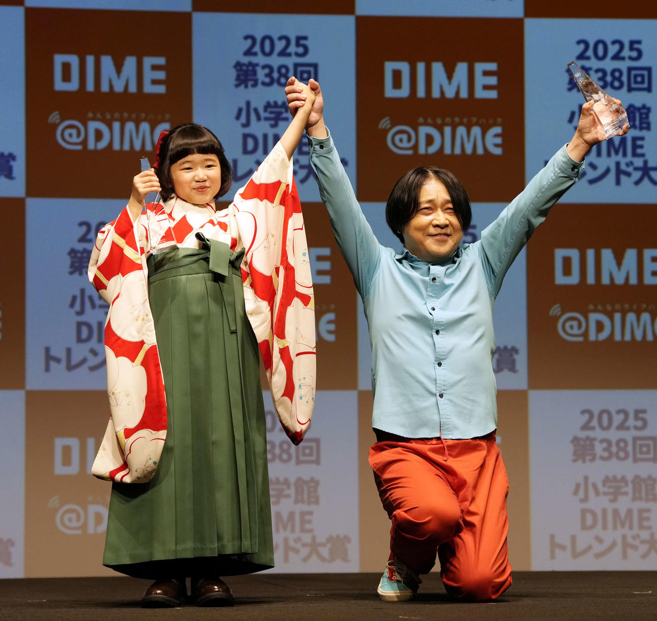 ベストキャラクター賞を受賞する永尾柚乃（左）と永野（撮影・小島史椰）