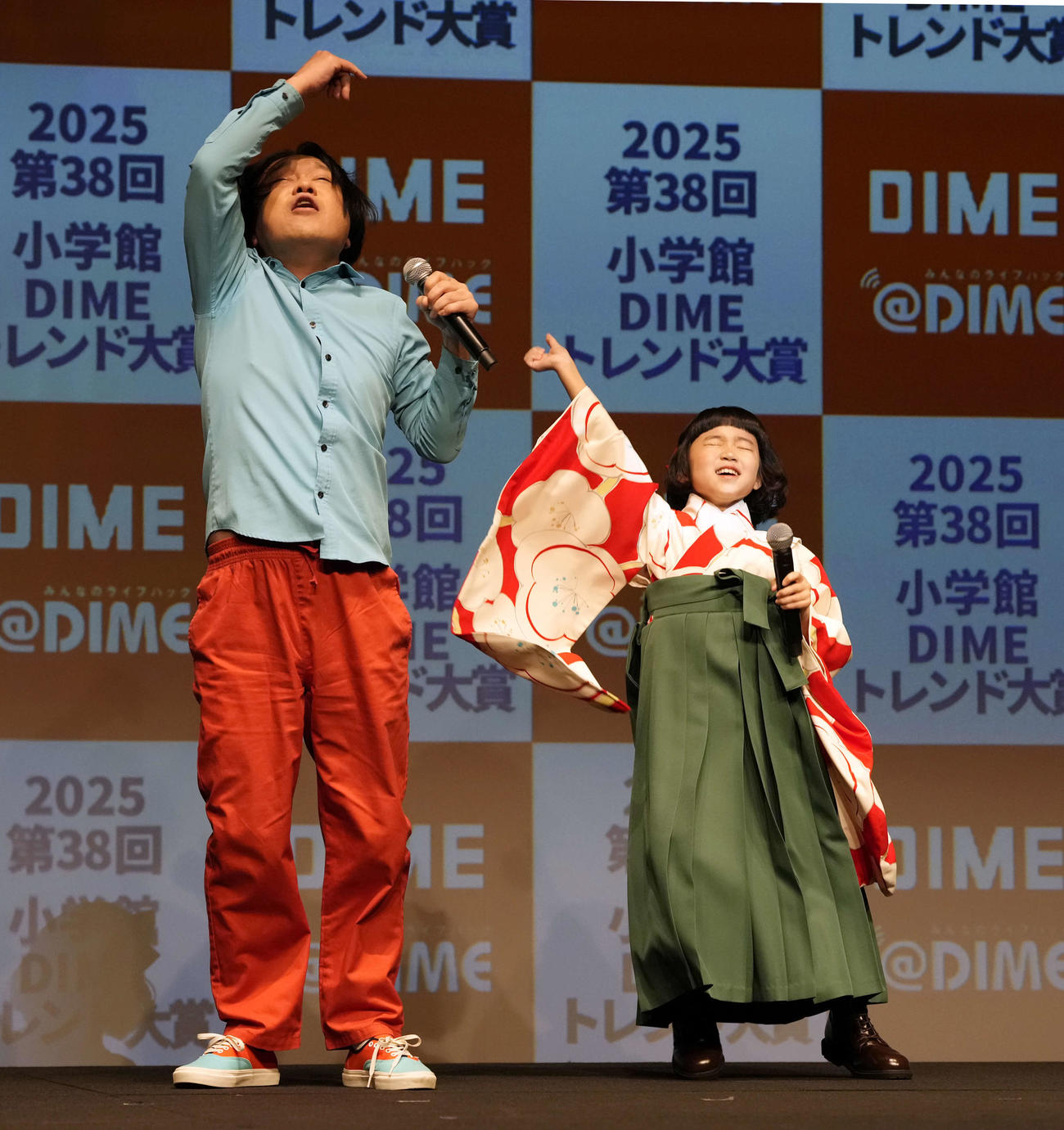 ベストキャラクター賞を受賞し「ラッセン」のネタを披露する永野（左）と永尾柚乃（撮影・小島史椰）