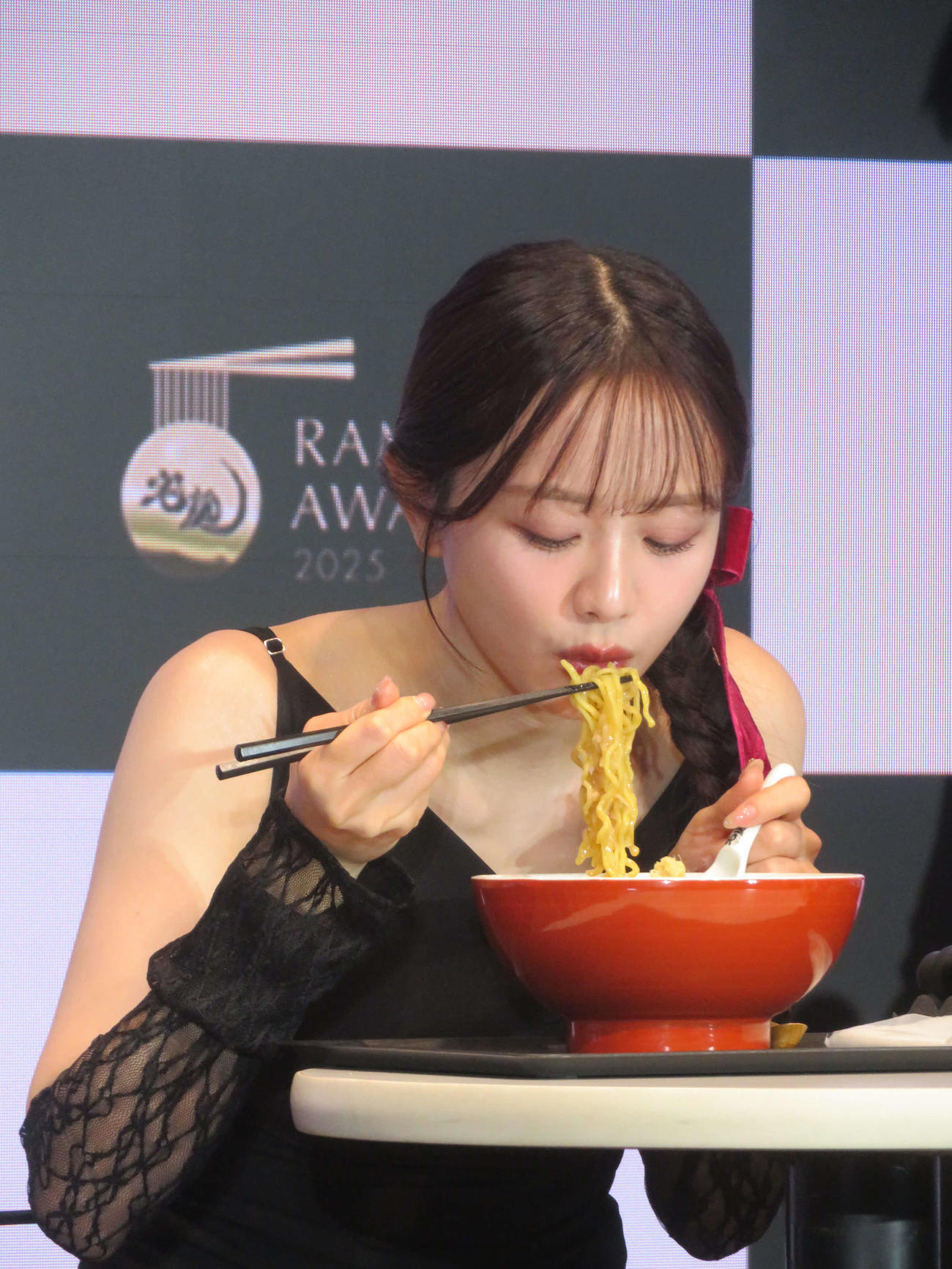 「お取り寄せラーメン部門」総合大賞受賞の大島「味噌ラーメン」を試食する森香澄（撮影・川田和博）