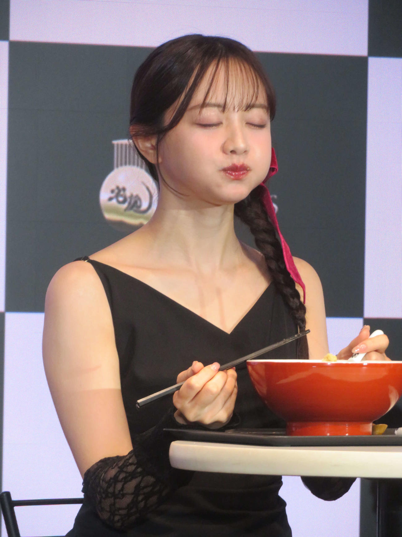 「お取り寄せラーメン部門」総合大賞受賞の大島「味噌ラーメン」を堪能する森香澄（撮影・川田和博）